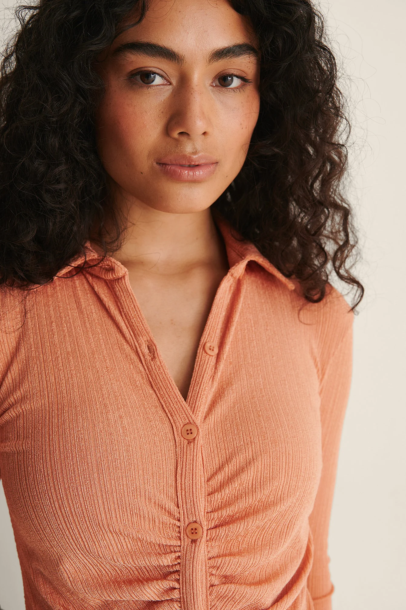 Kleid mit Knopfdetail