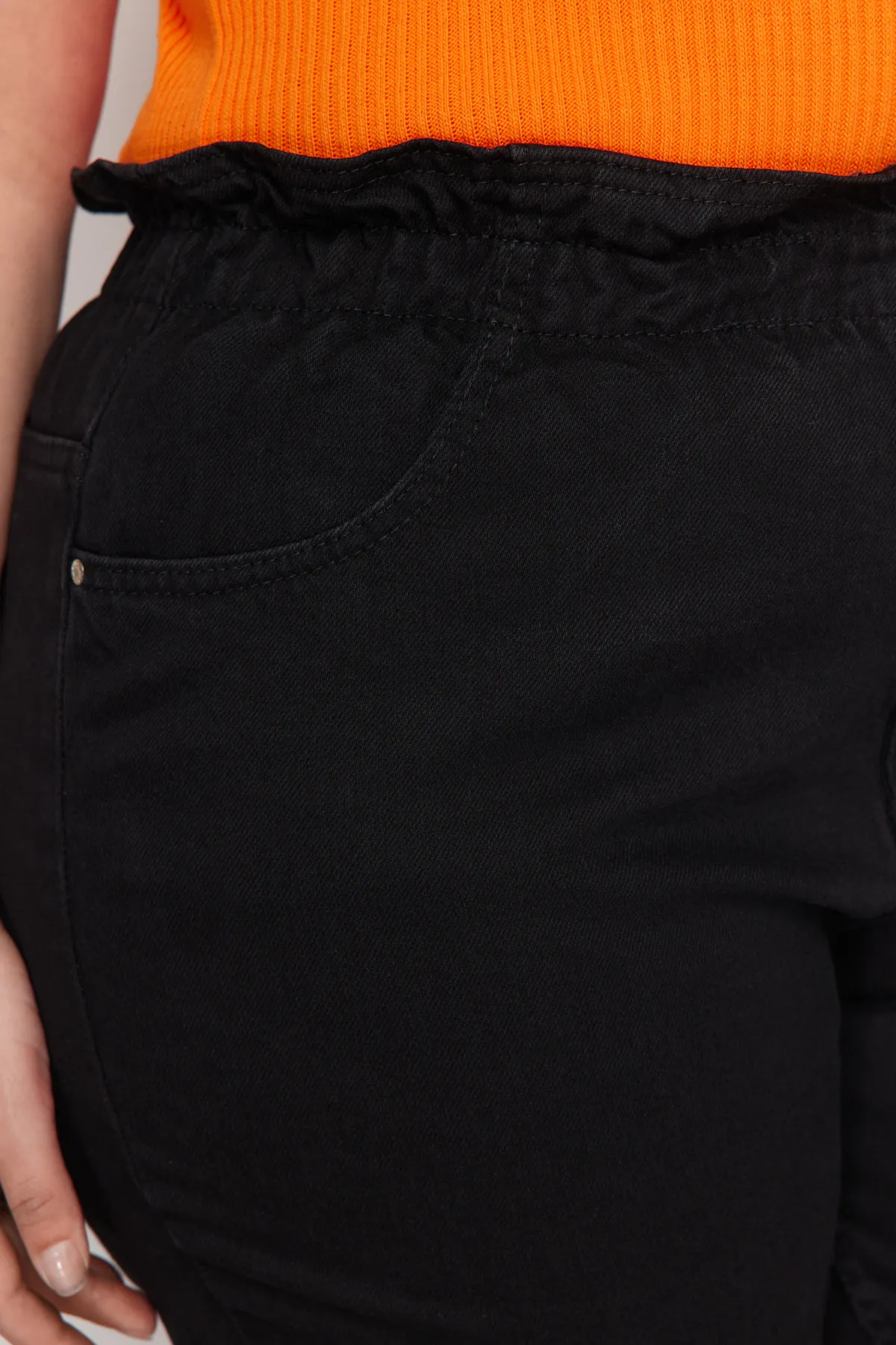 Trendyol Curve  Schwarze Mom-Jeans mit hoher Taille und elastischem Bund TBBAW23JE00002