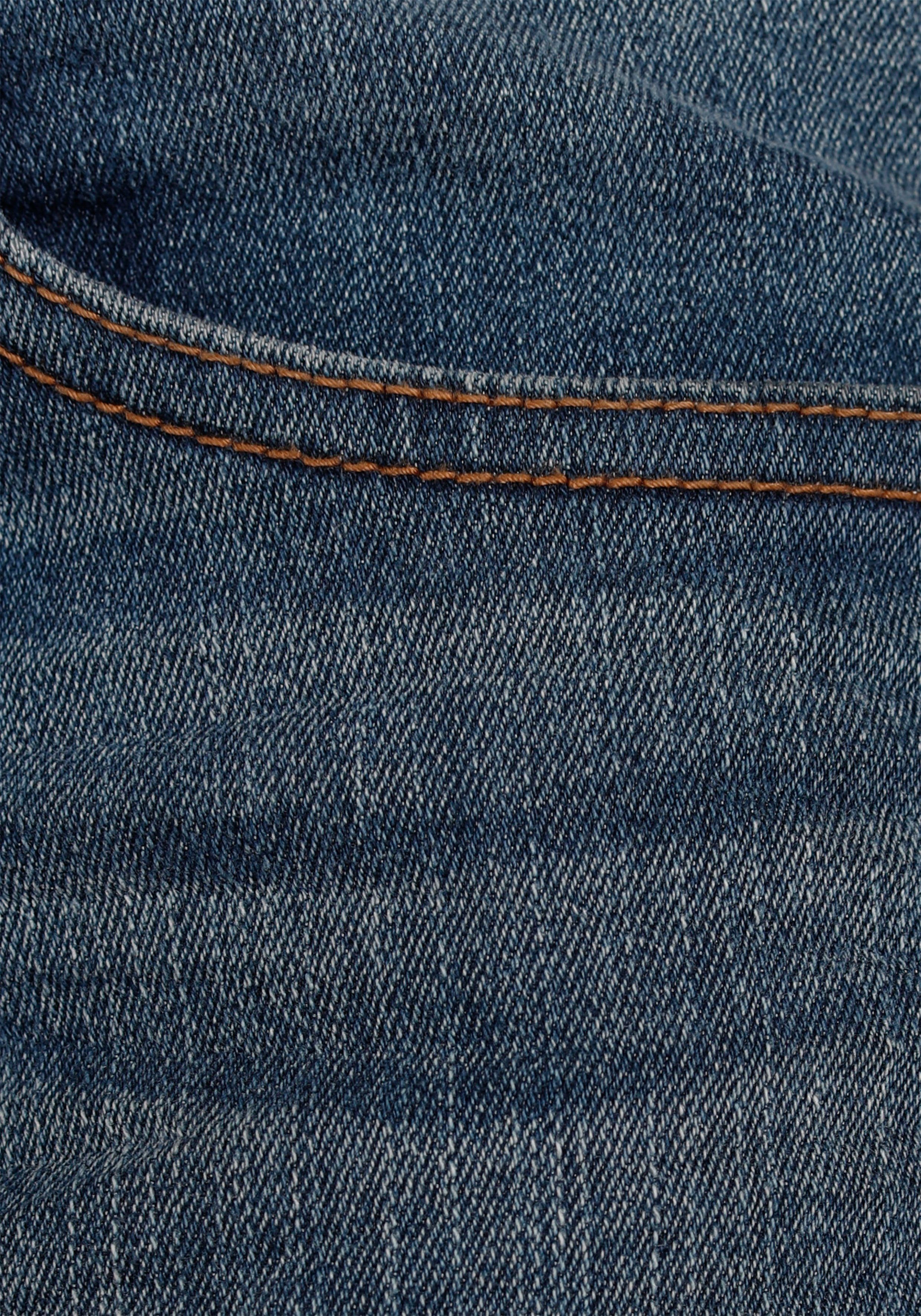 Bench. Stretch-Jeans regular fit mit schmalem Bein