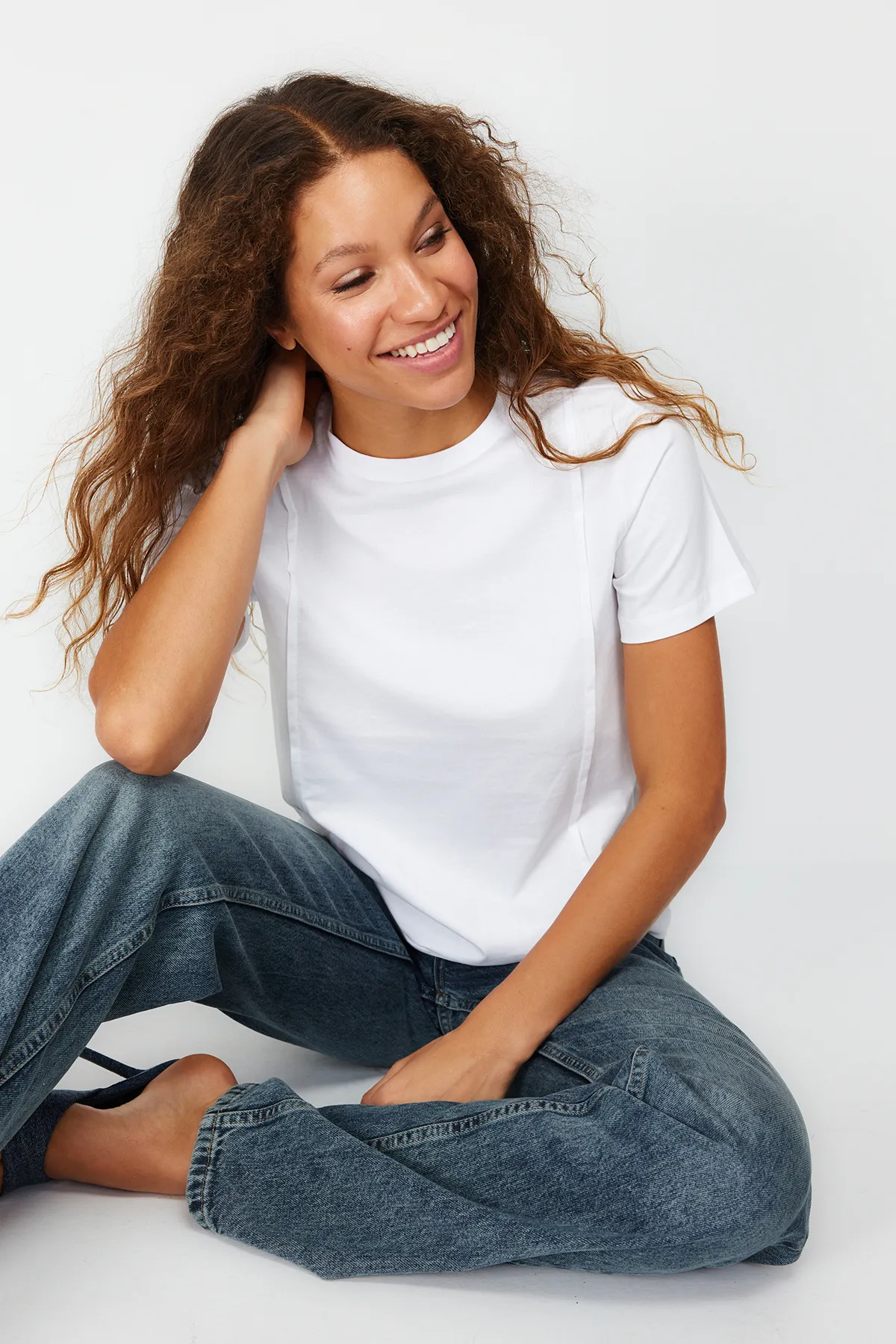 Trendyol Collection  Weißes, geripptes, reguläres Strick-T-Shirt mit Rundhalsausschnitt TWOSS24TS00050