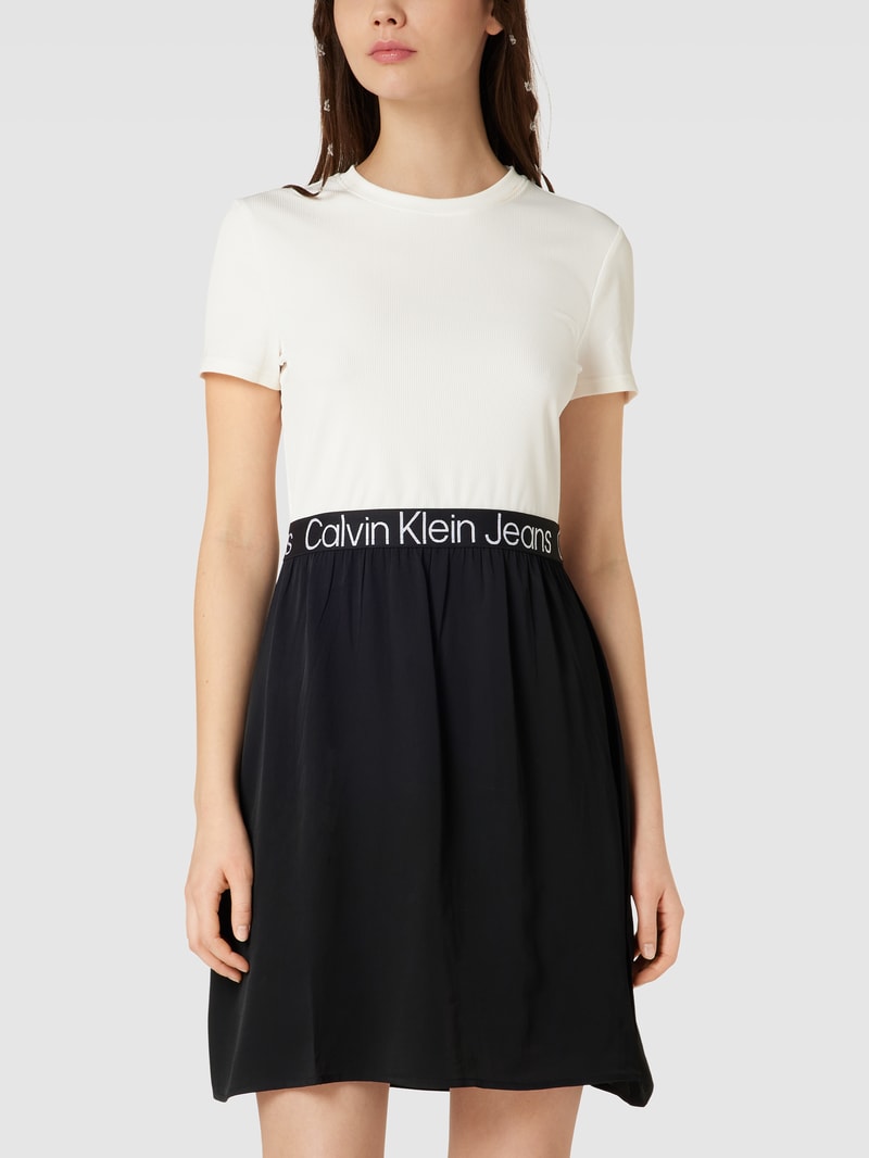 Kleid mit Logo-Bund in weiss