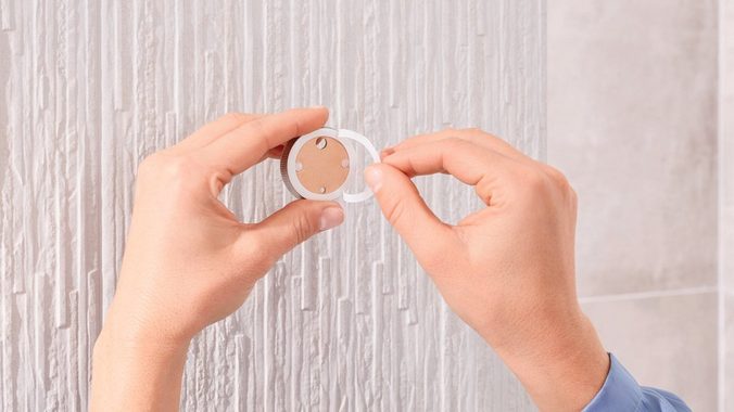 tesa Duschablage DELUXXE Duschkorb ohne Bohren - 5,2 cm : 26,75 cm : 11,6 cm, Packung 1-tlg., selbstklebendes Hängeregal für die Dusche - chrom - silber glänzend