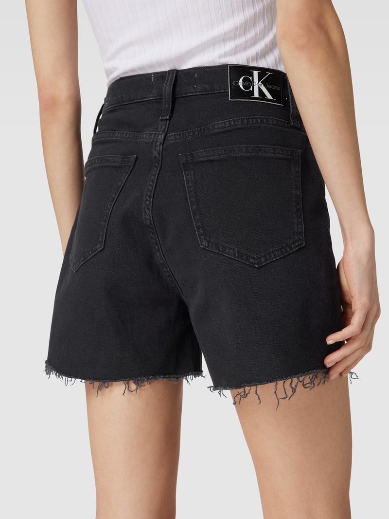 Jeansshorts mit ausgefransten Abschlüssen Modell 'MOM' in schwarz