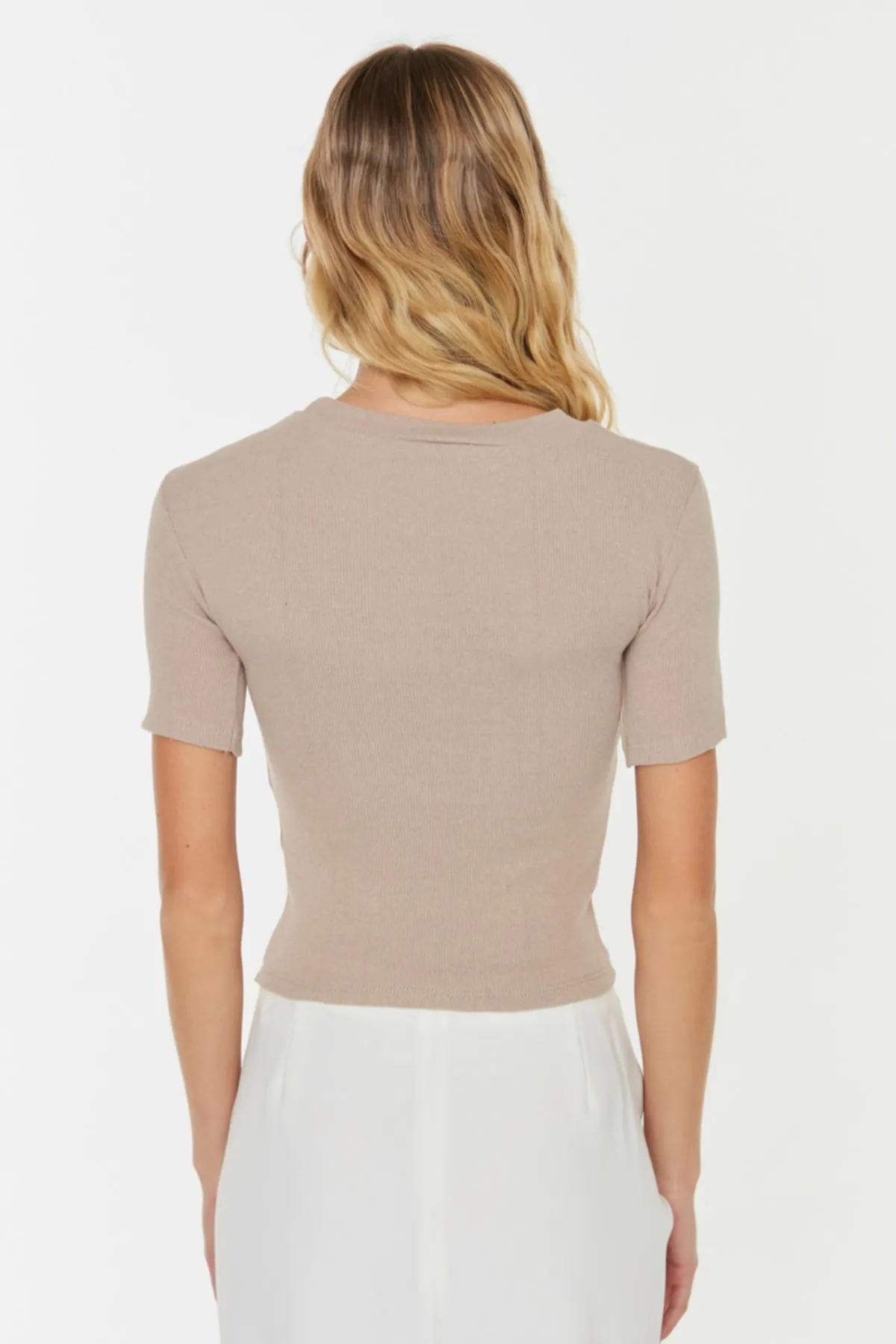 Trendyol Collection  Nerzfarbene, eng anliegende, gerippte, dehnbare Strickbluse mit Rundhalsausschnitt und Ausschnitt TWOSS22BZ0355