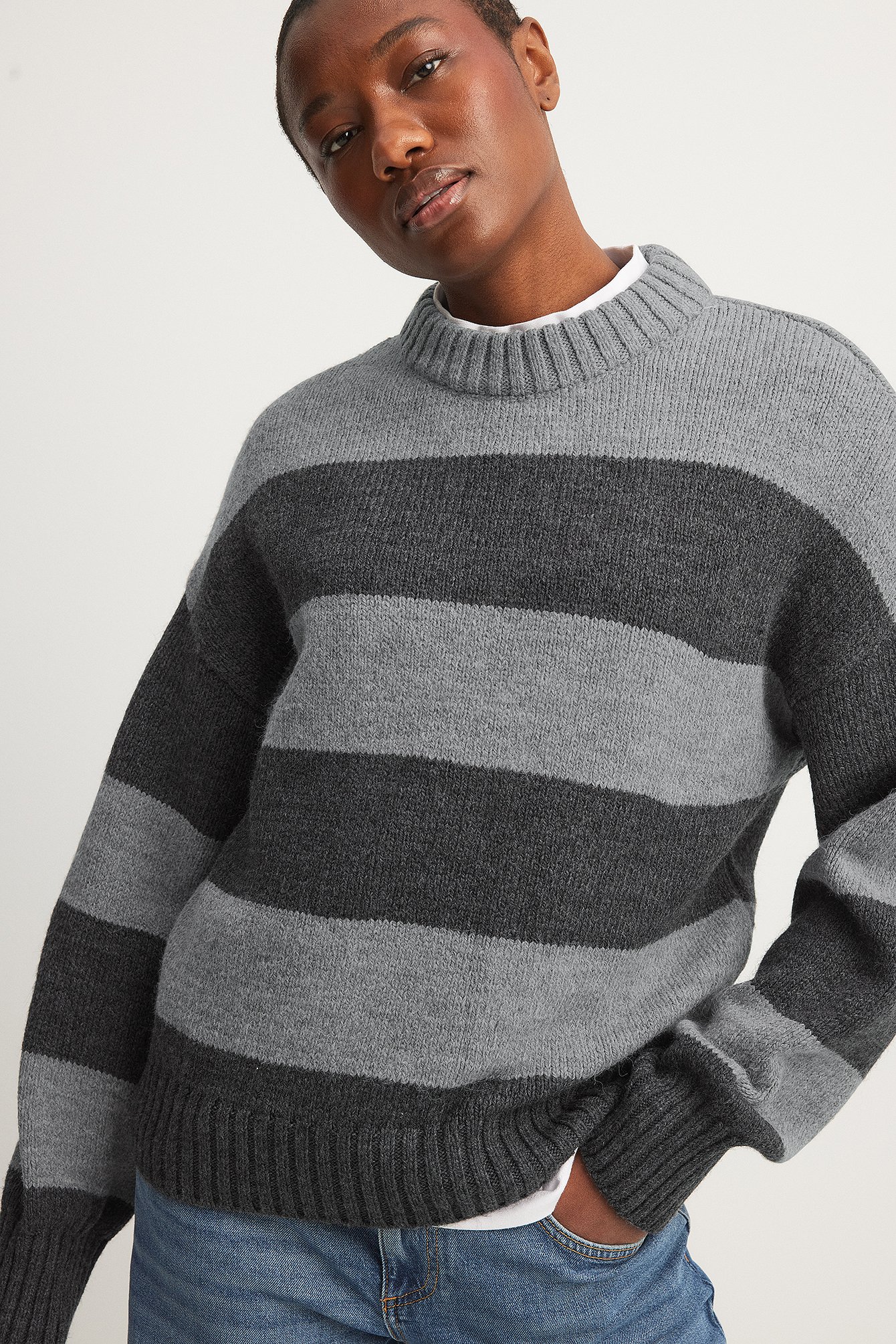 Gestreifter Strickpullover mit rundem Halsausschnitt