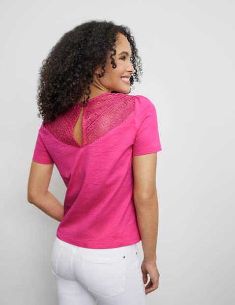 Kurzarmshirt mit zarter Spitze