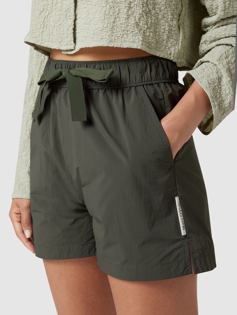 Shorts mit seitlichen Eingrifftaschen in khaki