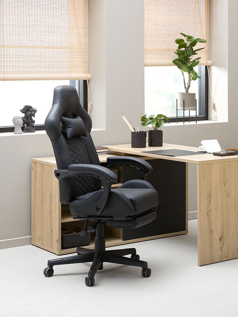 Cadeira gamer HALLUM HALLUM com apoio para os pés, em couro sintético preto.
