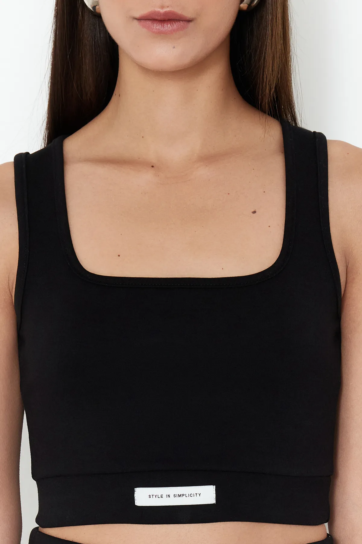 Trendyol Collection  Black Label Detailliertes Set aus Oberteil und Unterteil aus flexiblem Strick mit weicher Textur TWOSS24AU00127