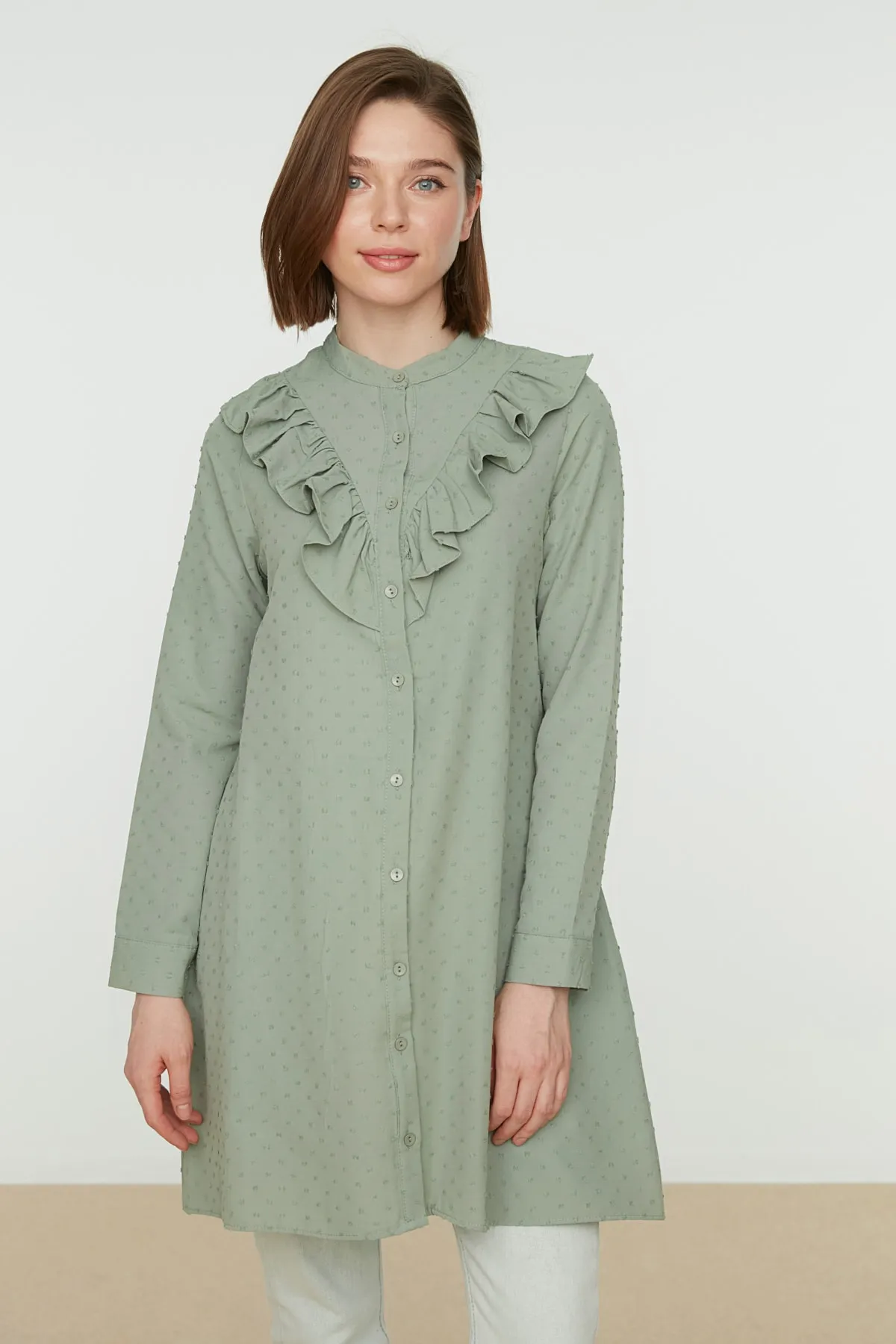 Trendyol Modest  Grünes, gewebtes Baumwollhemd mit Rüschenkragen, Pompon-Details und TCTSS21TN0133