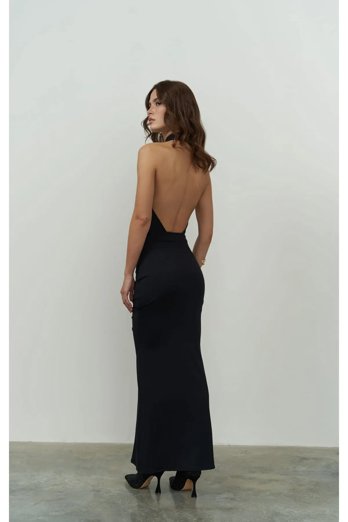 MAİ COLLECTİON  Schwarzes Kleid mit Kreuzdetail von Love