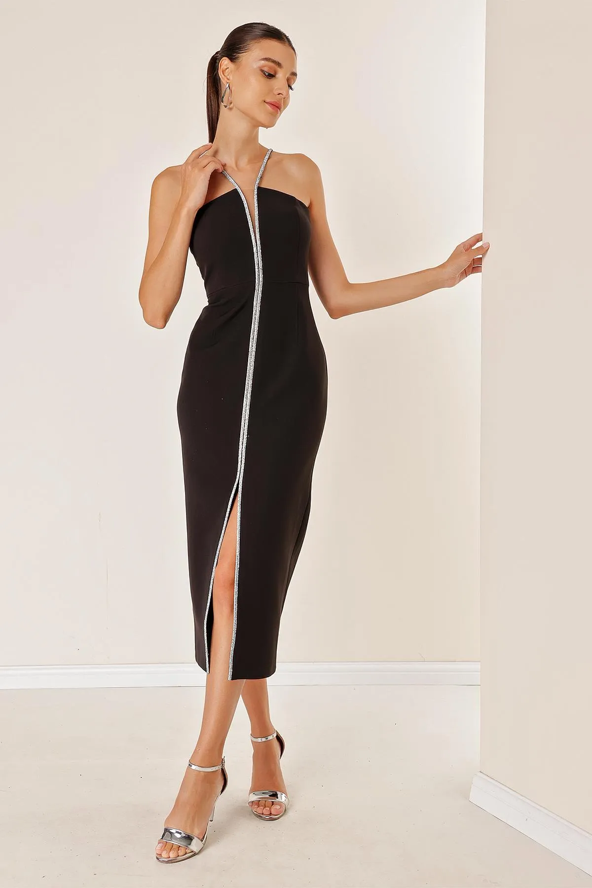By Saygı  Abendkleid aus beschichtetem Crêpe mit Steindetail und Schlitz vorne