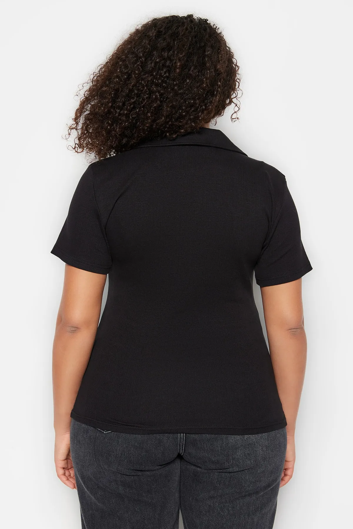 Trendyol Curve  Schwarze Fittili-Strickbluse mit Hemdkragen TBSSS22BZ0750