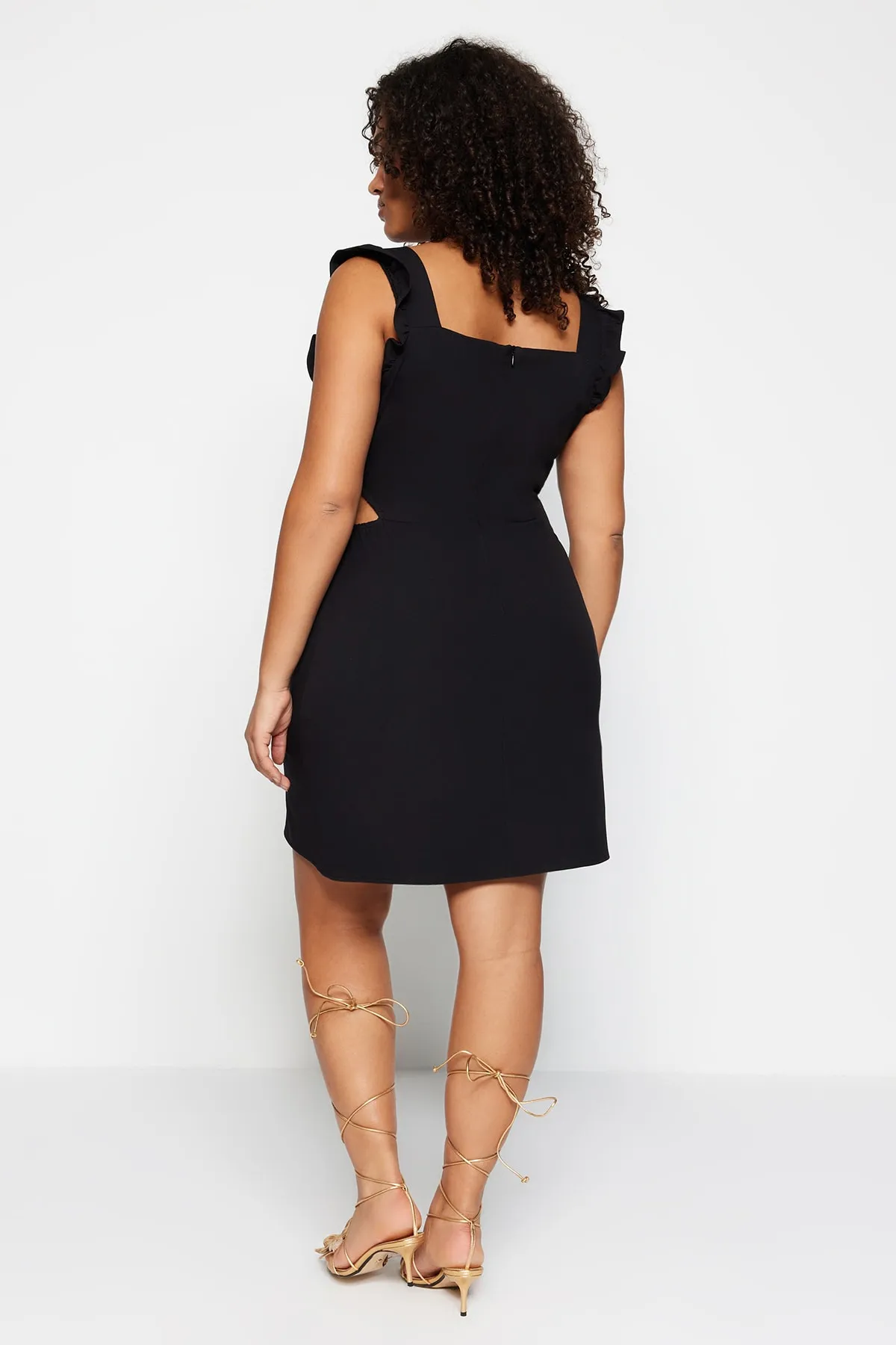 Trendyol Curve  Schwarzes gewebtes Kleid mit Cut-Out-Details und Trägern TBBSS23AH00026