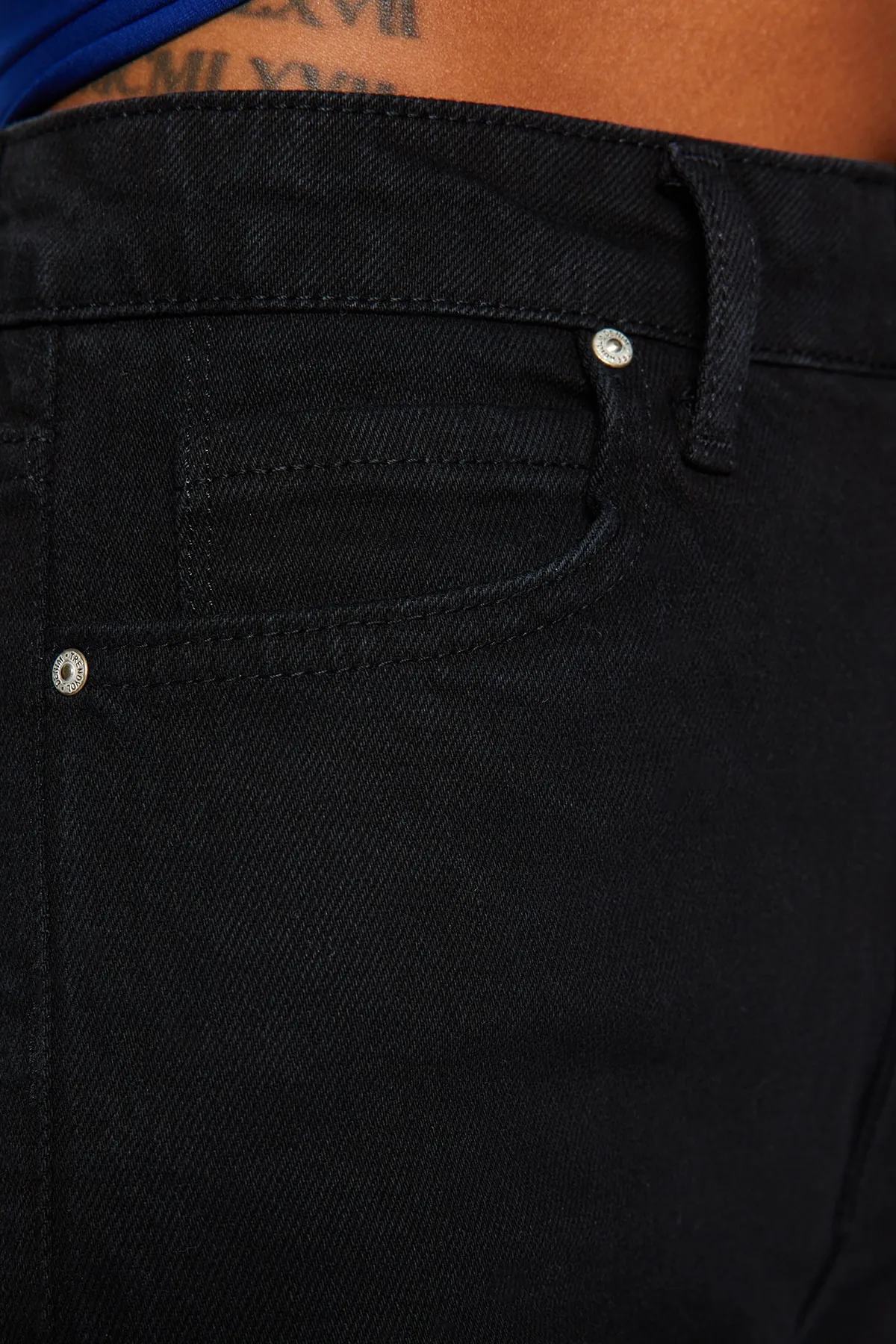 Trendyol Collection  Schwarze Schlagjeans mit Schlitz und hoher Taille TWOAW22JE0382