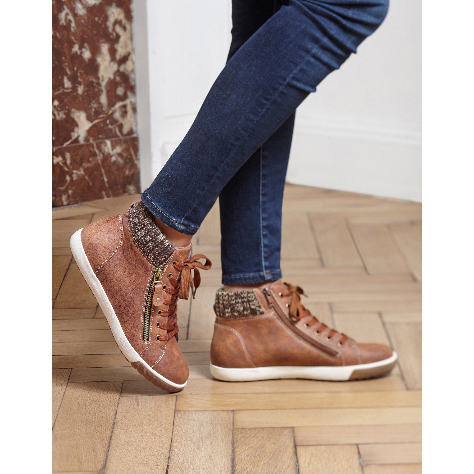 Baskets fourrées forme montante, col maille tricot