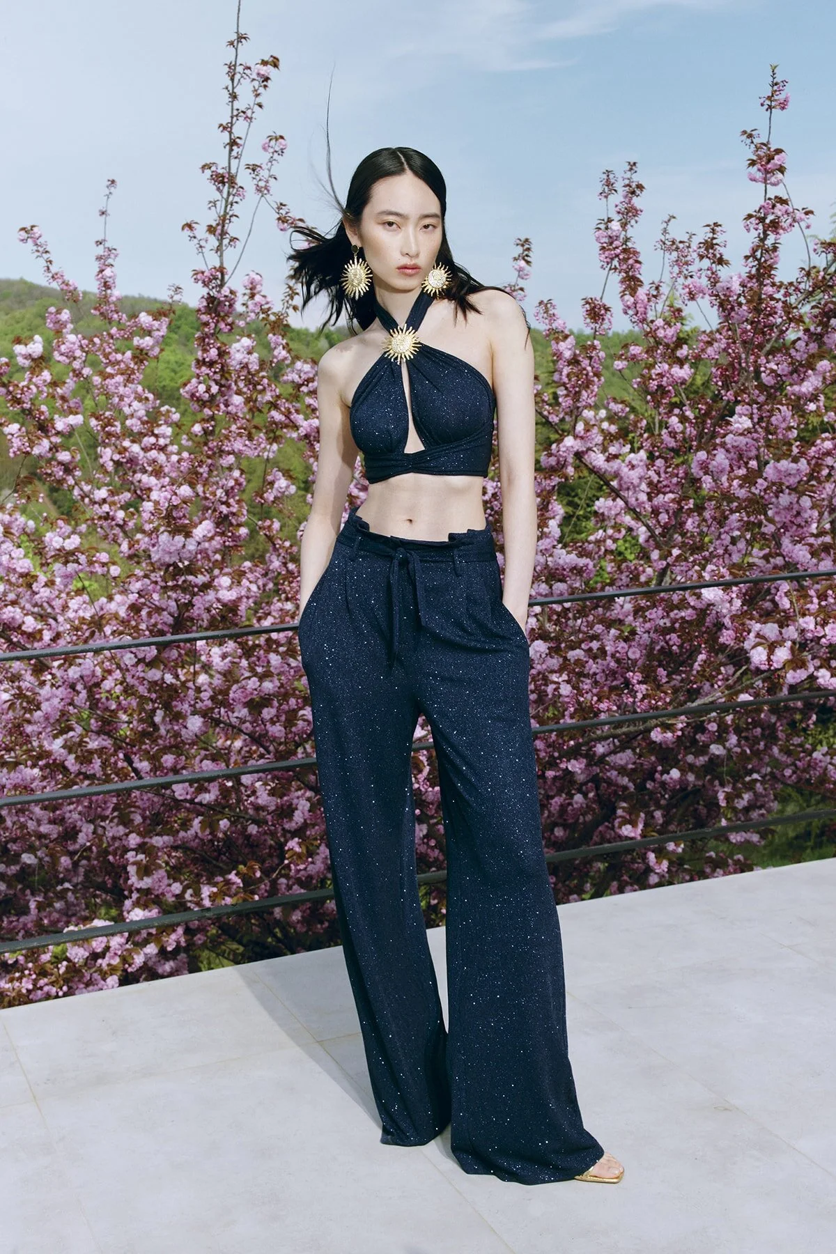 Trendyol Collection  X Zeynep Tosun Marineblaue Lurex-Strickhose mit Gürtel TCLSS23PL00002