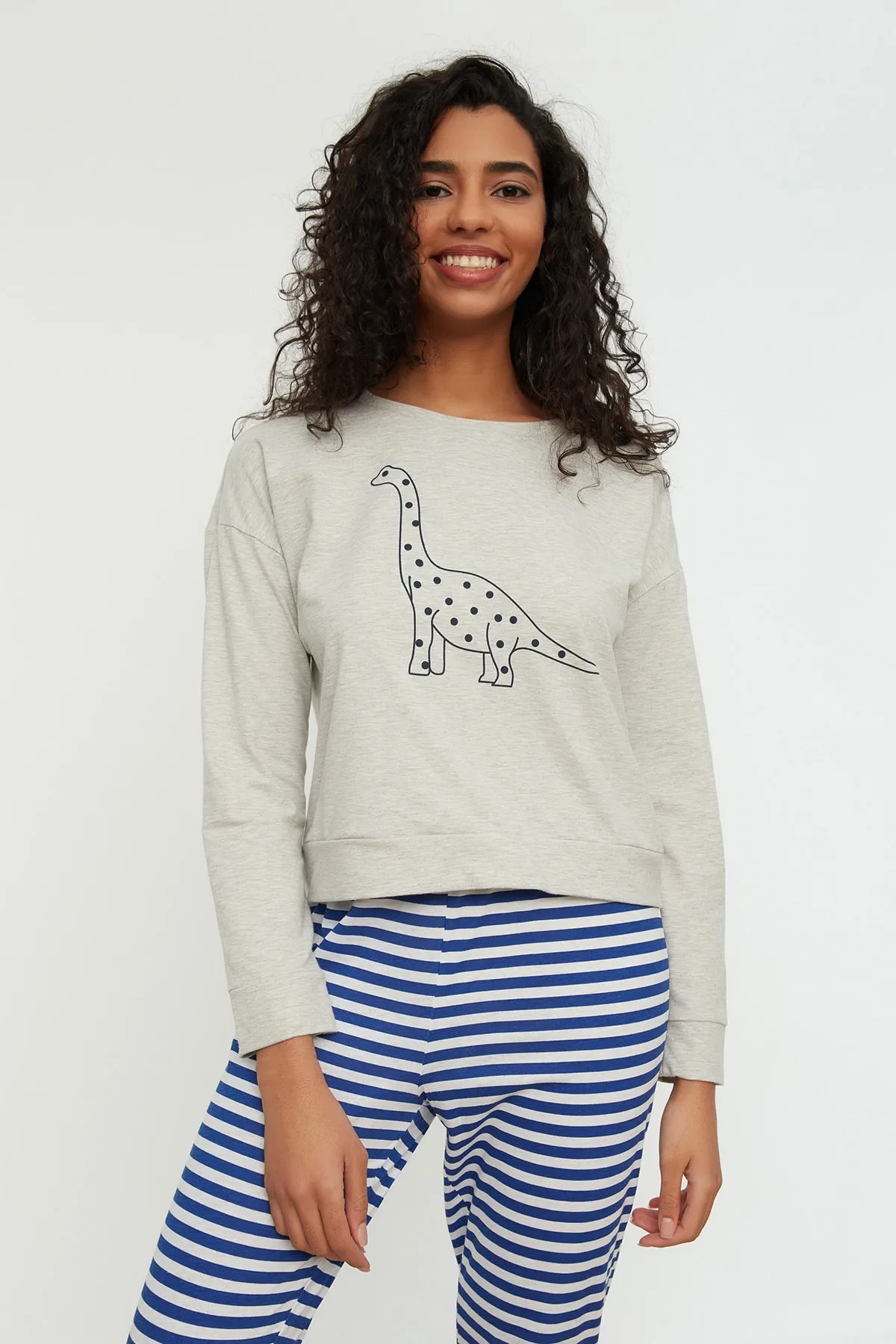 Trendyol Collection  Mehrfarbiges, bedrucktes T-Shirt-Jogger-Pyjama-Set aus 100 % Baumwolle mit Strickmuster THMAW21PT0240