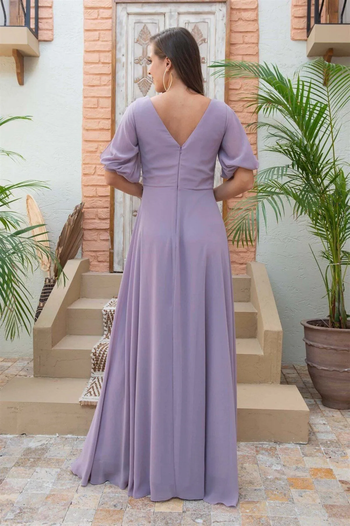 Carmen  Langes Abendkleid aus Chiffon mit Wassermelonenärmeln und V-Ausschnitt in Lavendel
