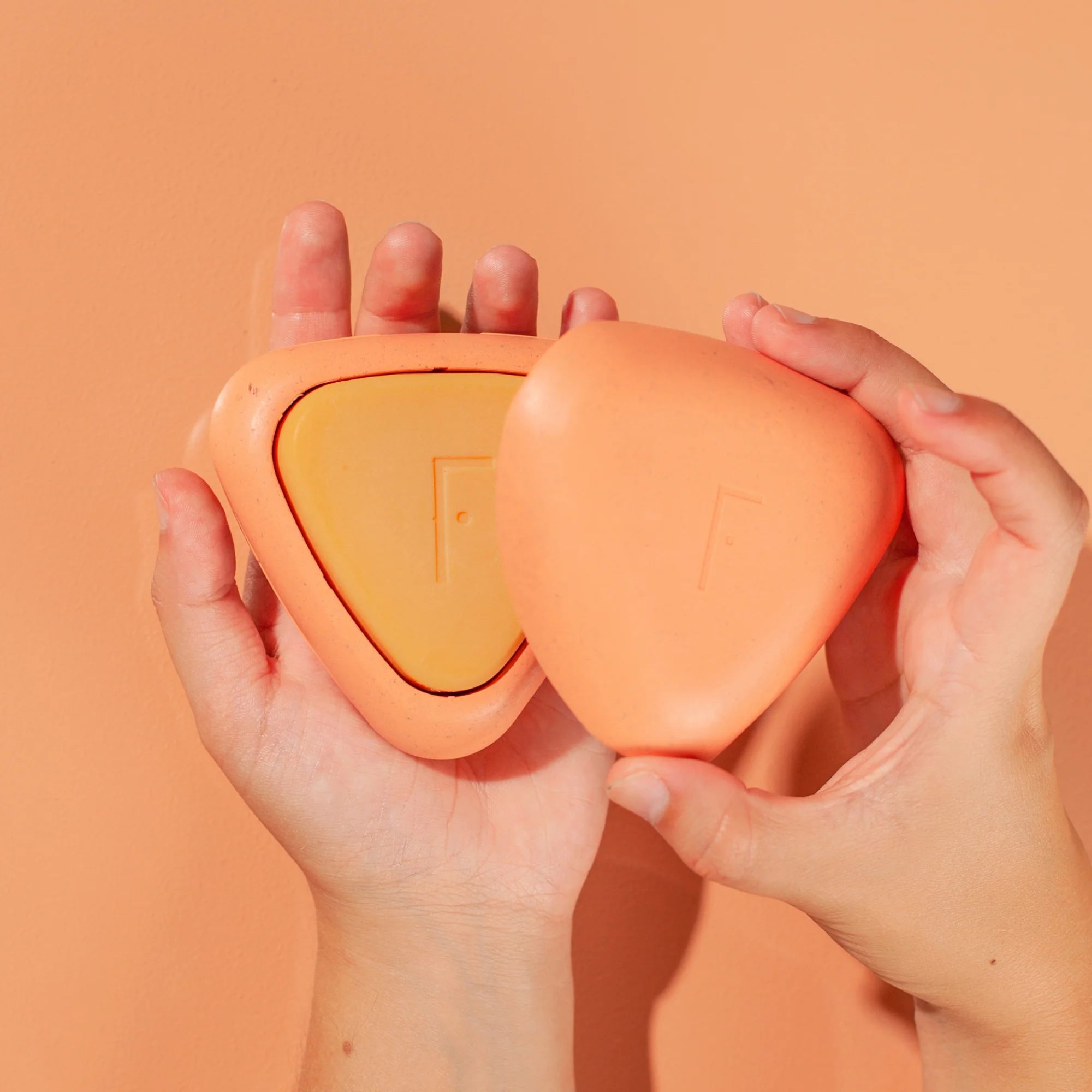 Shampoing solide aux fruits tropicaux - Soin capillaire doux, nourrissant et anti-frisottis