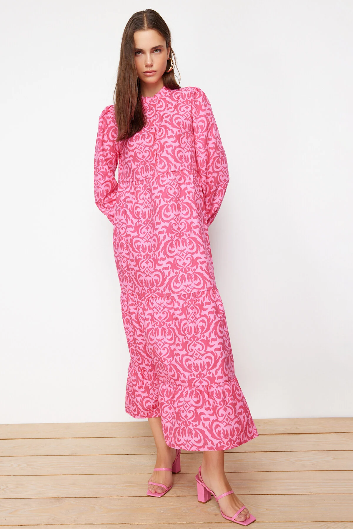 Trendyol Modest  Fuchsiafarbenes, gemustertes Kleid aus gewebter Baumwolle mit halber Knopfleiste und weiter Passform TCTSS23EB00222