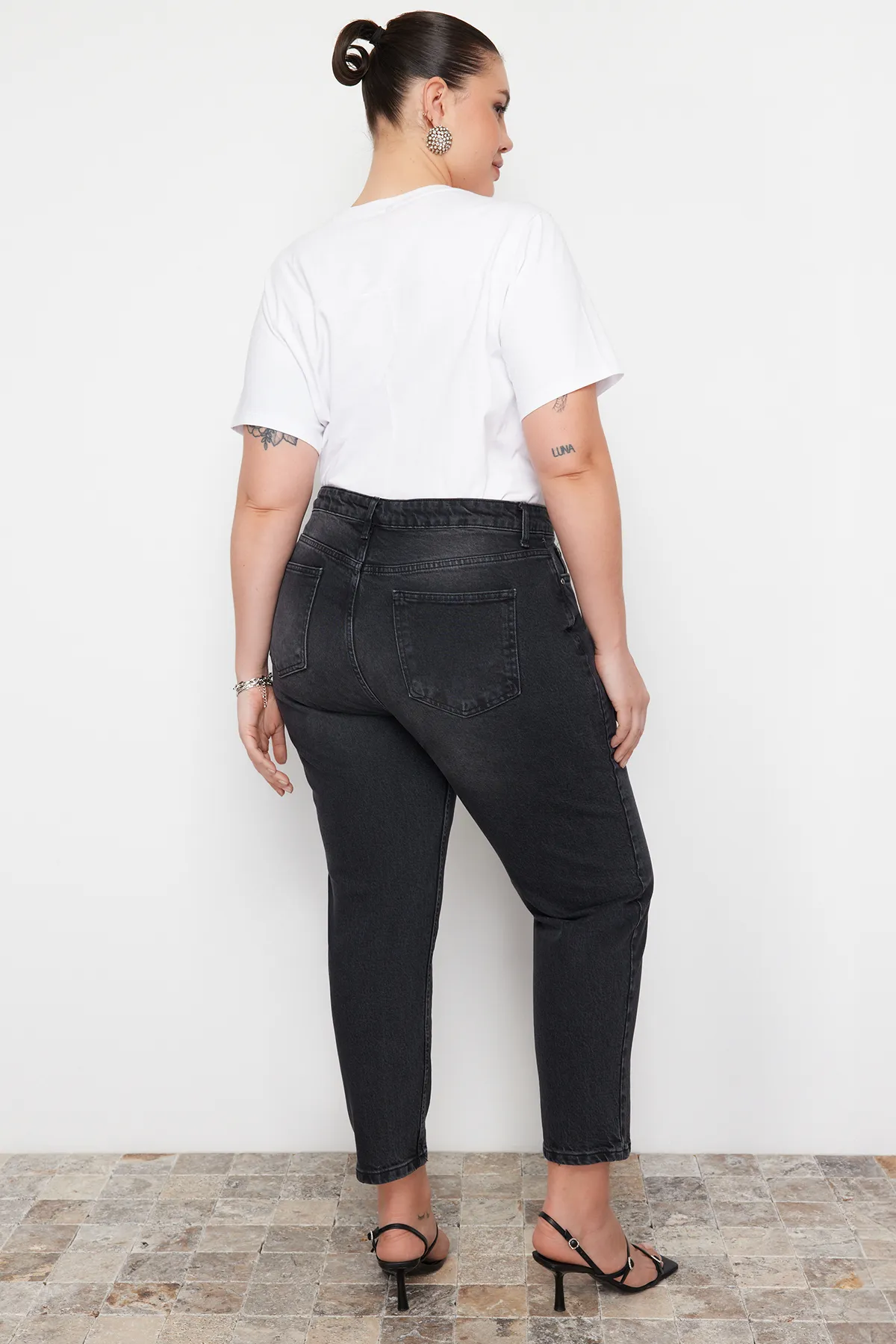 Trendyol Curve  Schwarze High-Bel-Mom-Jeans TBBAW24CJ00050