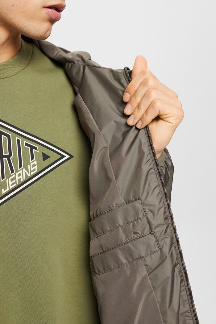 Leichte Regenjacke mit Kapuze
