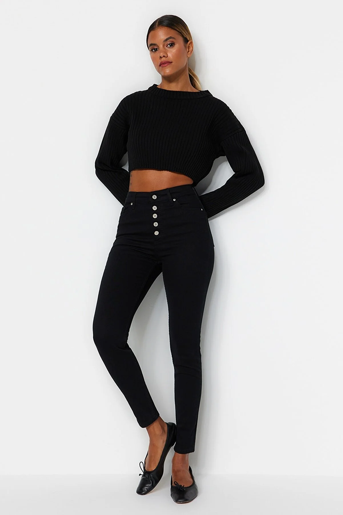 Trendyol Collection  Lichtechte schwarze Skinny Jeans mit hoher Taille und Knopfleiste vorne TWOAW24JE00090