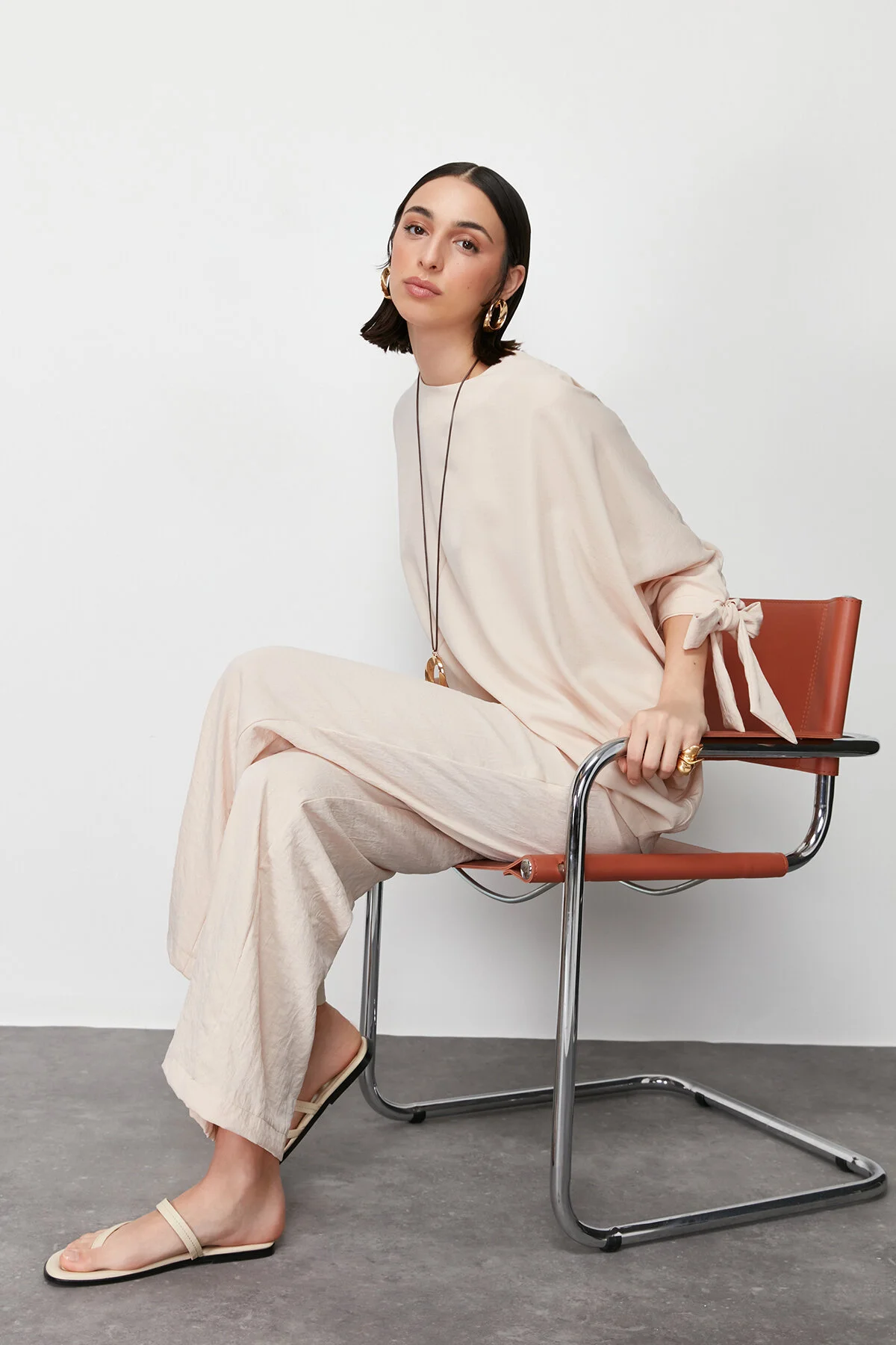 Trendyol Modest  Beigefarbenes Set aus gewebter Aerobin-Tunika und Hose mit Fledermausärmeln TCTSS23US00043