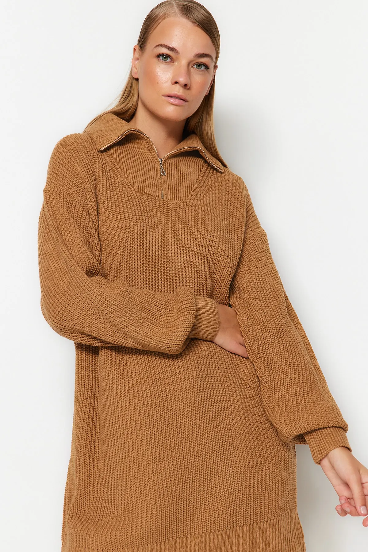 Trendyol Modest  Kamelfarbener, detaillierter Strickpullover mit Reißverschluss TCTAW24AK00137