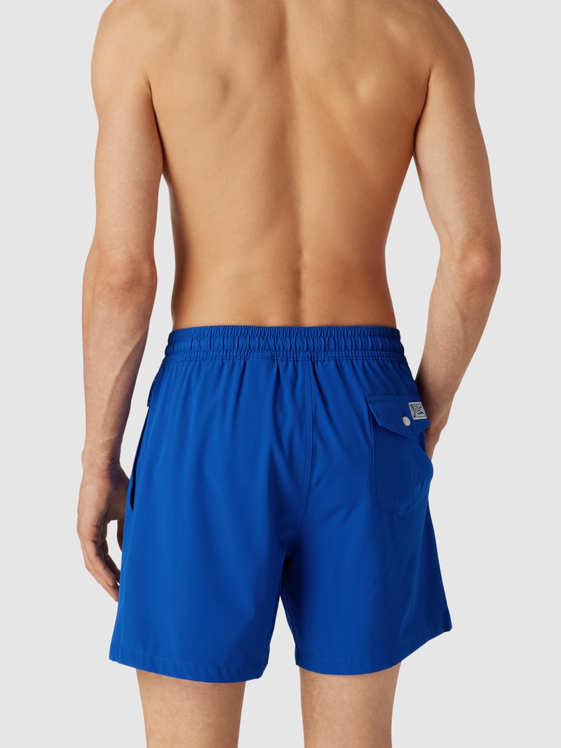 Badehose mit kontrastiven Details in royalblau