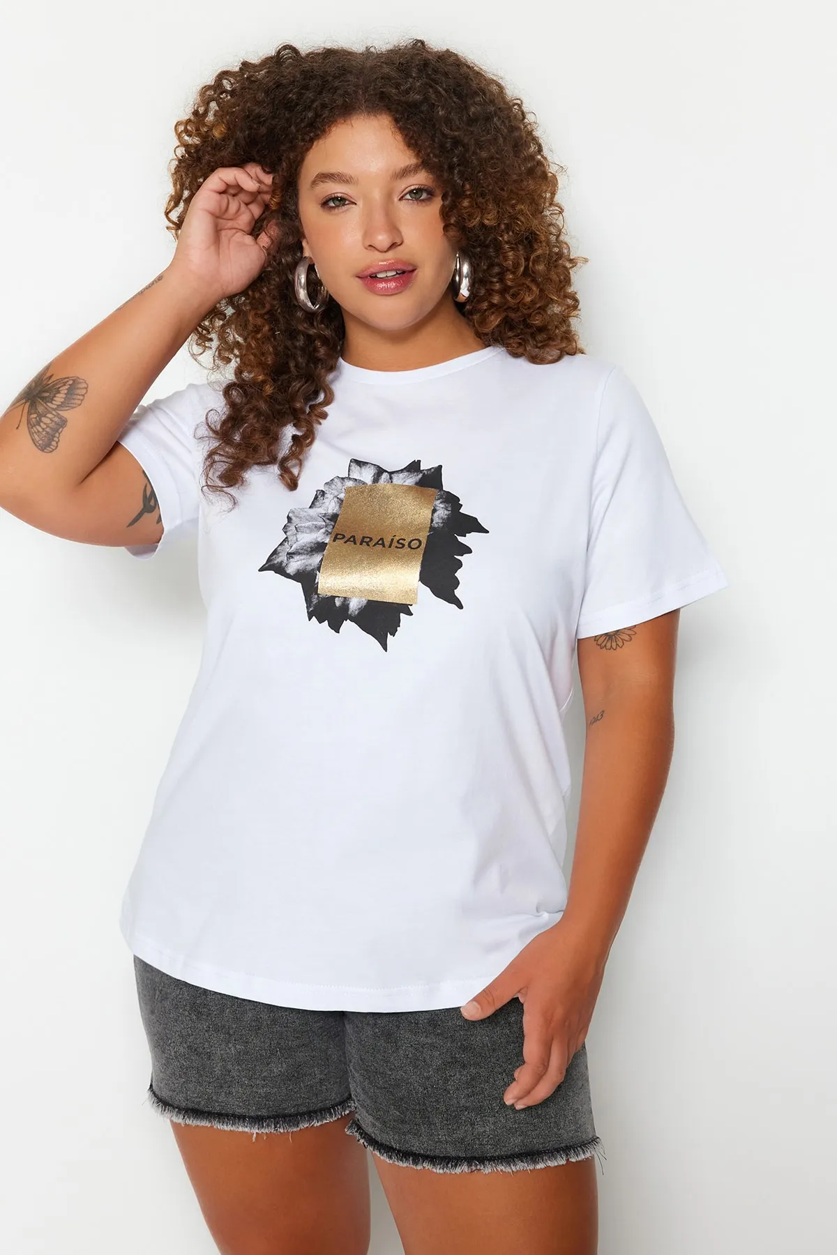 Trendyol Curve  Weißes bedrucktes Strick-T-Shirt mit Rundhalsausschnitt TBSSS23BF00032