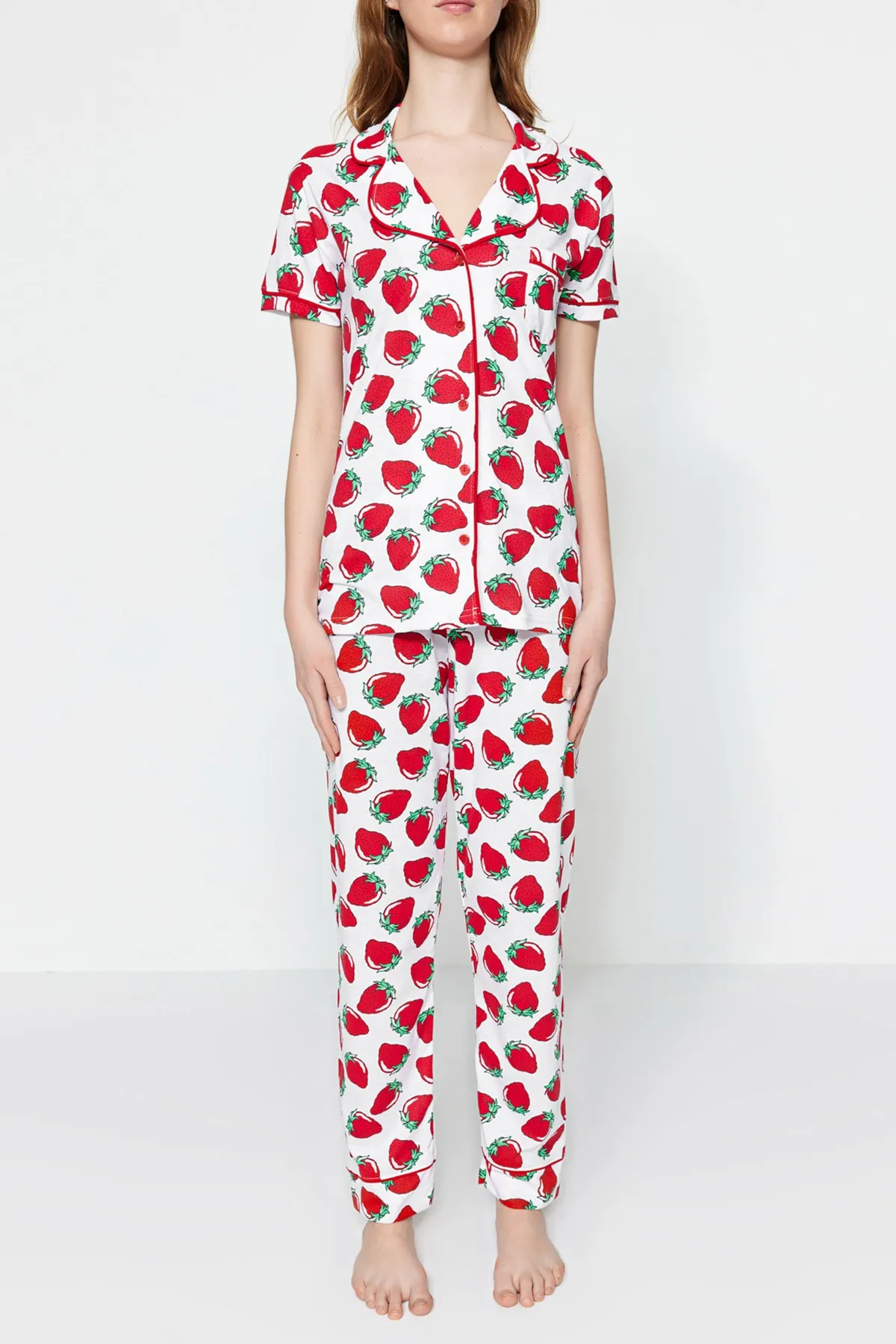 Trendyol Collection  Weißes Pyjama-Set aus Strick mit Erdbeermuster und Paspelierung THMSS21PT0784