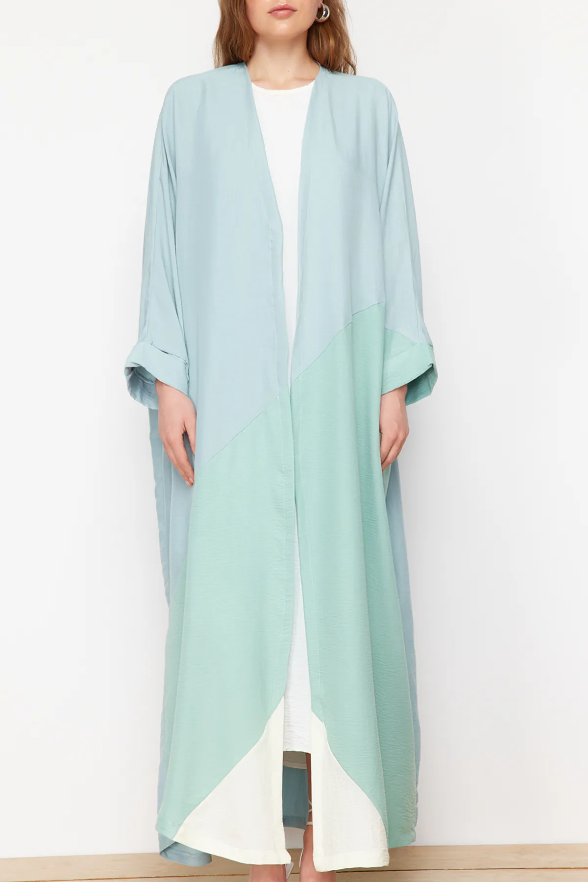 Trendyol Modest  Khakifarbene, lange gewebte Kappe mit Farbblock und Gürtel & Ferace TCTSS24KF00002
