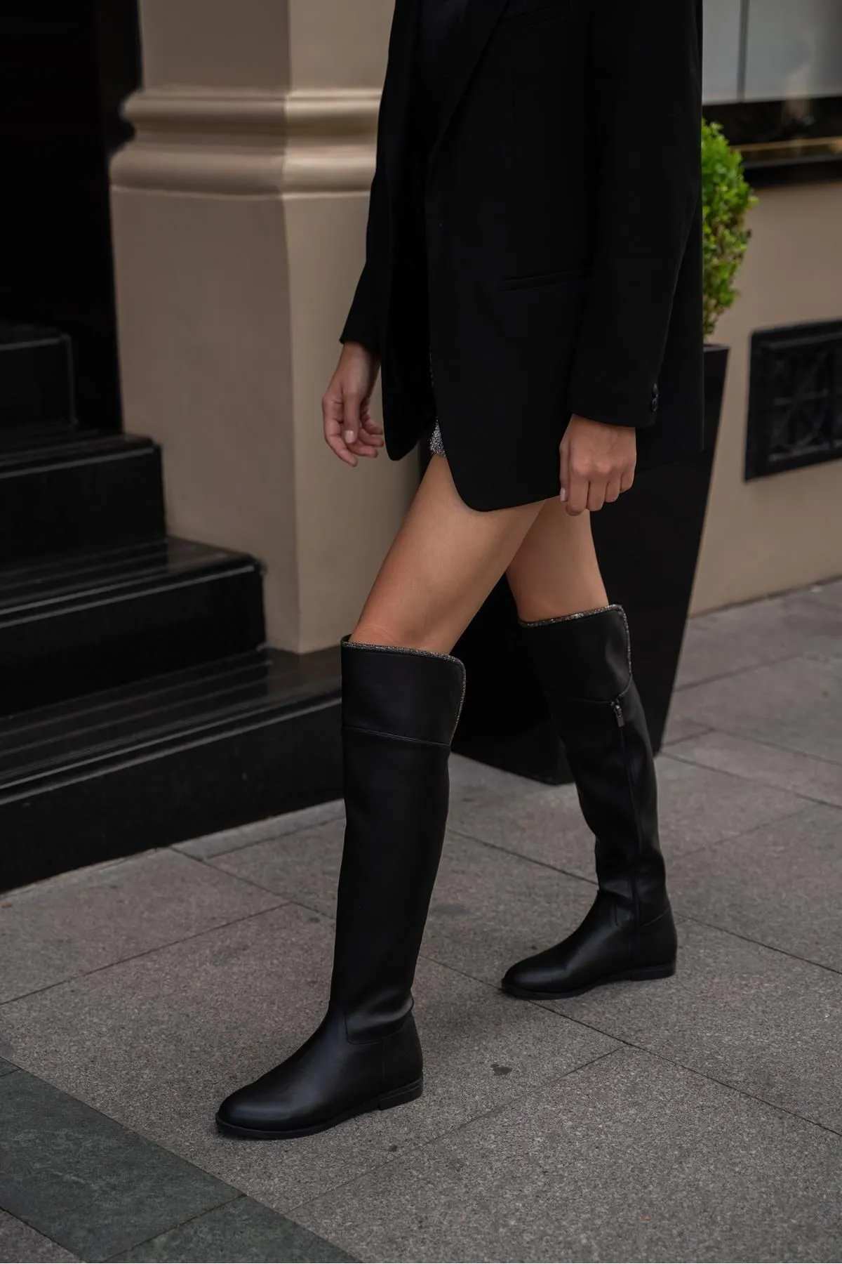 Madamra  Schwarze Damen-Stiefel aus langem Leder mit Steindetails