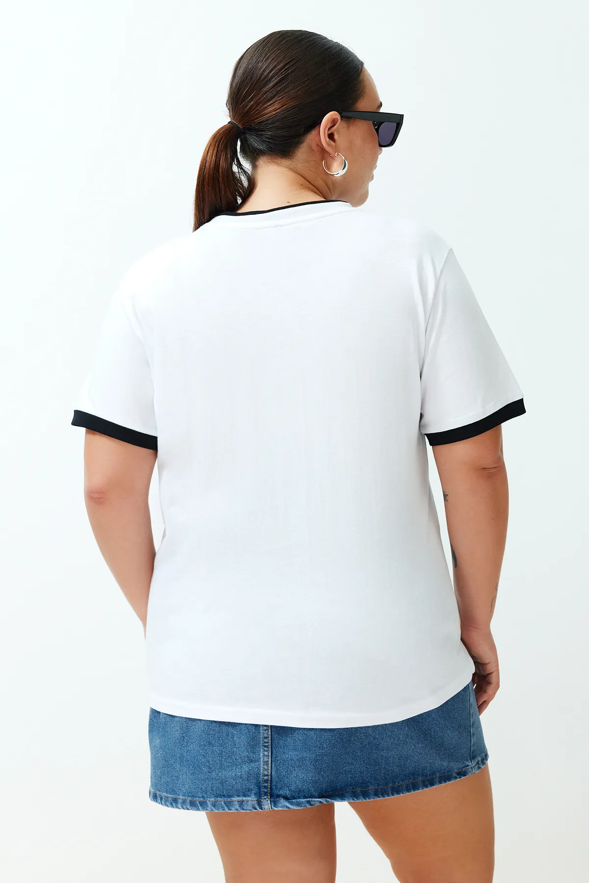 Trendyol Curve  Weißes Boyfriend-Strick-T-Shirt mit Farbblockdetails TBSSS24BF00012