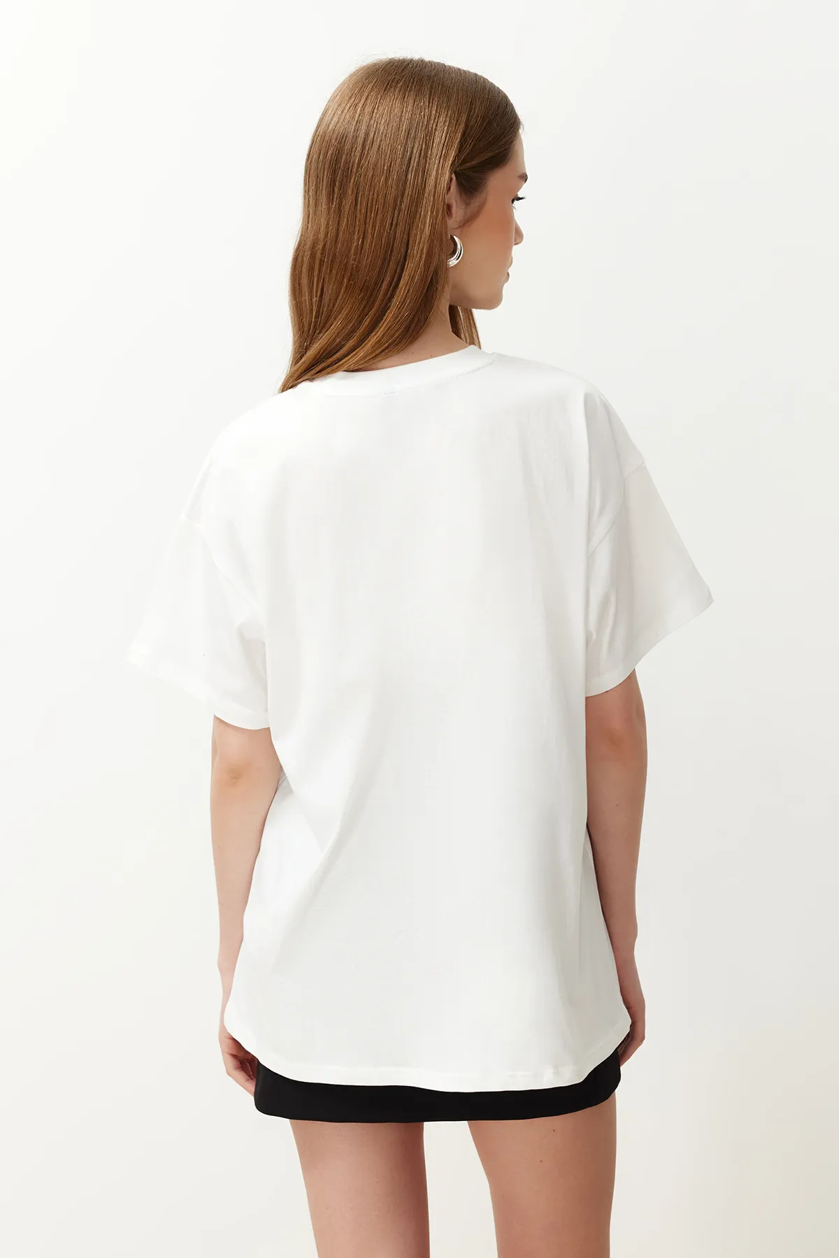 Trendyol Collection  Ecrufarbenes, bedrucktes Boyfriend-Strick-T-Shirt mit Rundhalsausschnitt aus 100 % Baumwolle TWOSS20TS0245