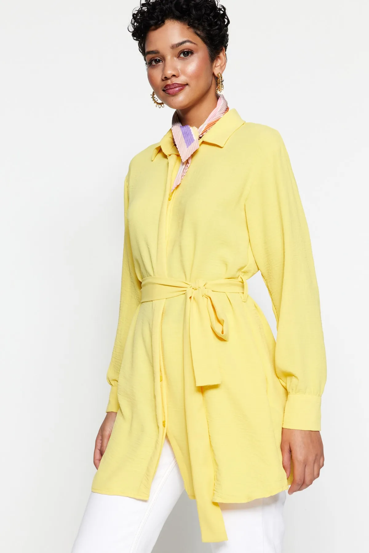 Trendyol Modest  Gelbes gewebtes Hemd mit Gürtel und versteckter Knopfleiste TCTSS21TN0049