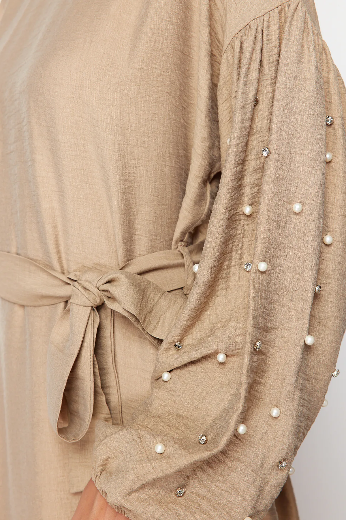 Trendyol Modest  Beiges gewebtes Kleid mit Gürtel, Perlen- und Steindetails TCTSS23EB00148