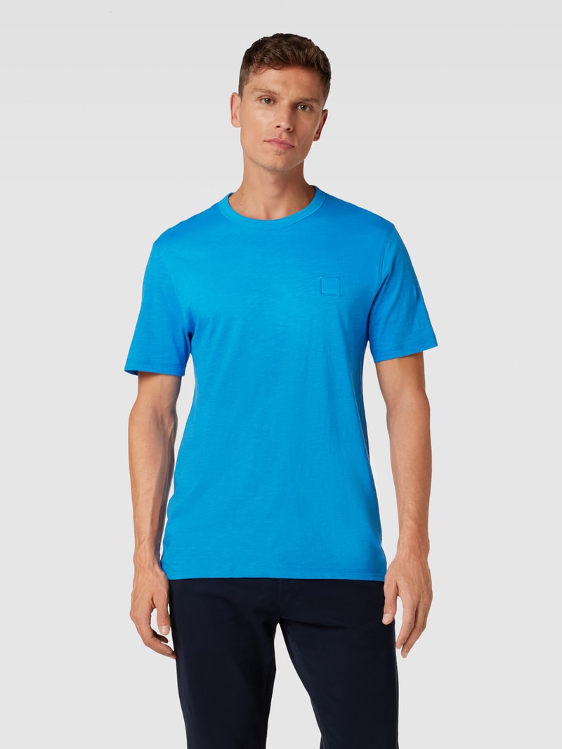 T-Shirt mit Label-Applikation in royalblau