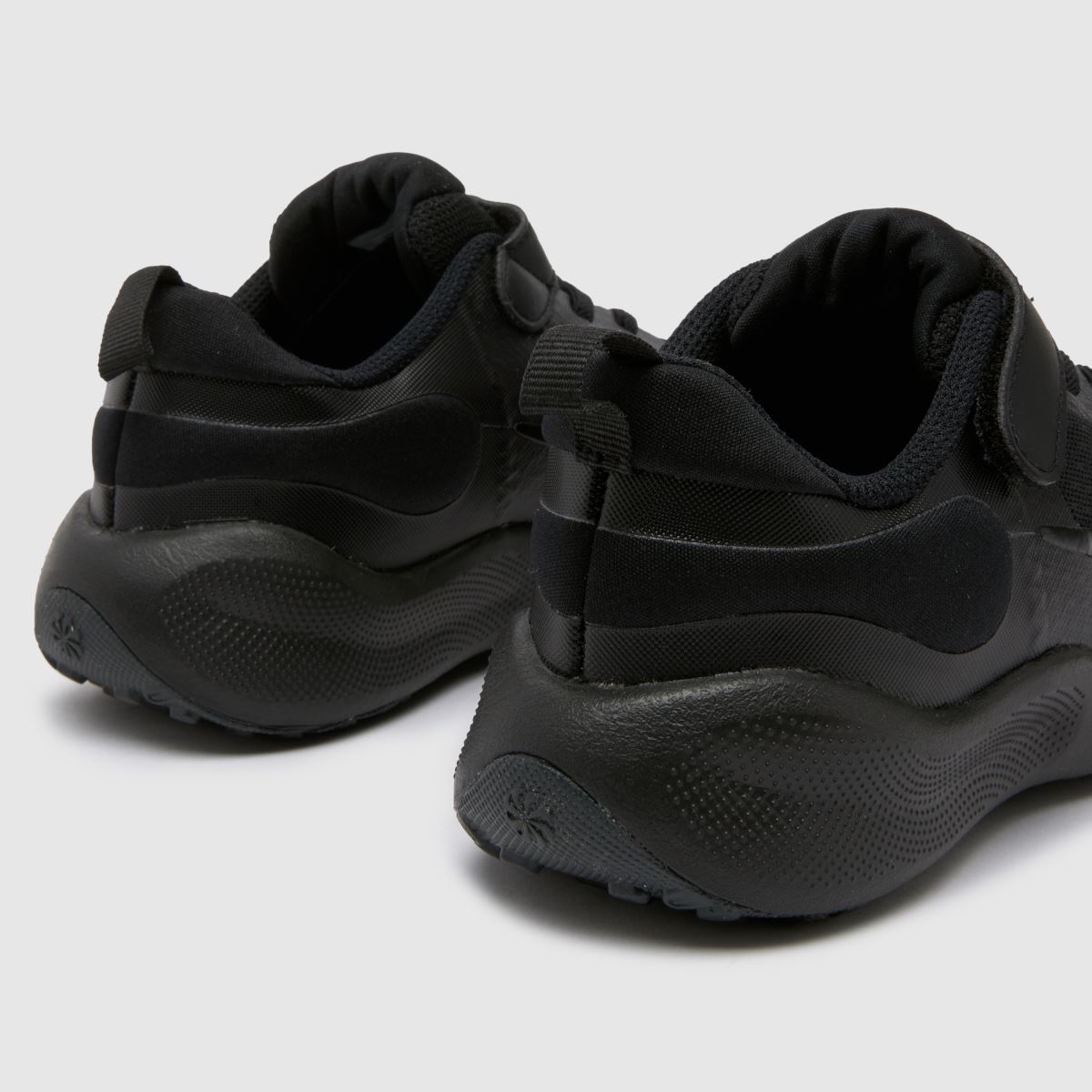 Črni športni copati Nike Revolution 7 Junior