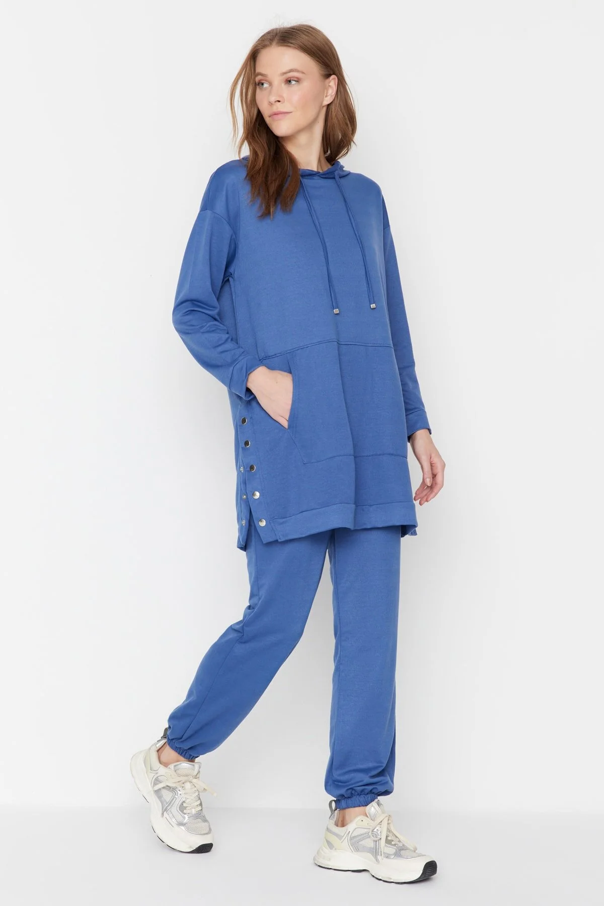 Trendyol Modest  Indigofarbenes Jogger-Trainingsanzug-Set mit Kängurutasche und Druckknopfdetail und Kapuze und Kapuze TCTSS21EM0072