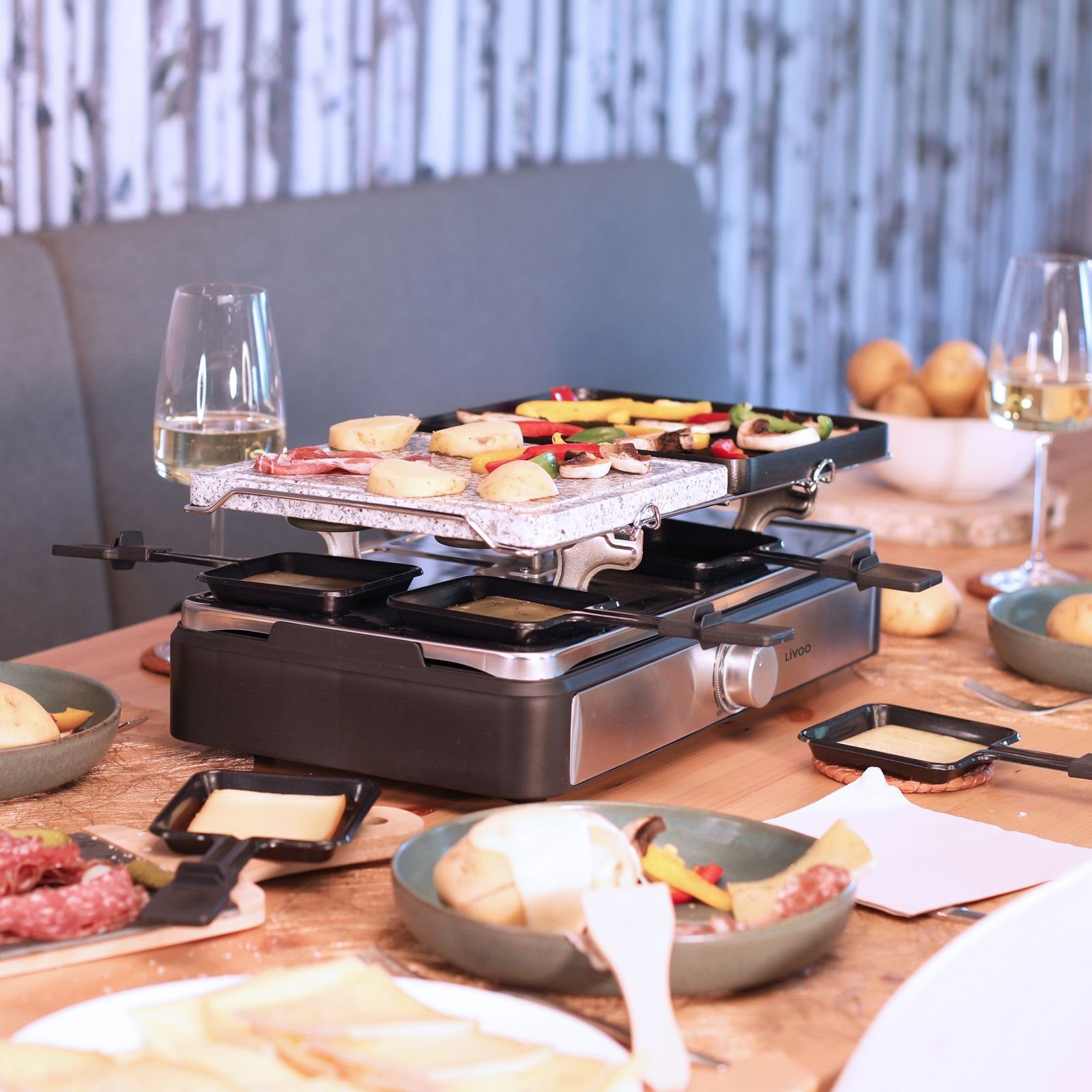 LIVOO Raclette LIVOO Raclette Grill für 8 Personen Tischgrill Raclettegrill DOC258, 8 Raclettepfännchen, 1400,00 W, Raclettepfännchen, Holzspatel, 2 abnehmbare Grillplatten, Drehregler