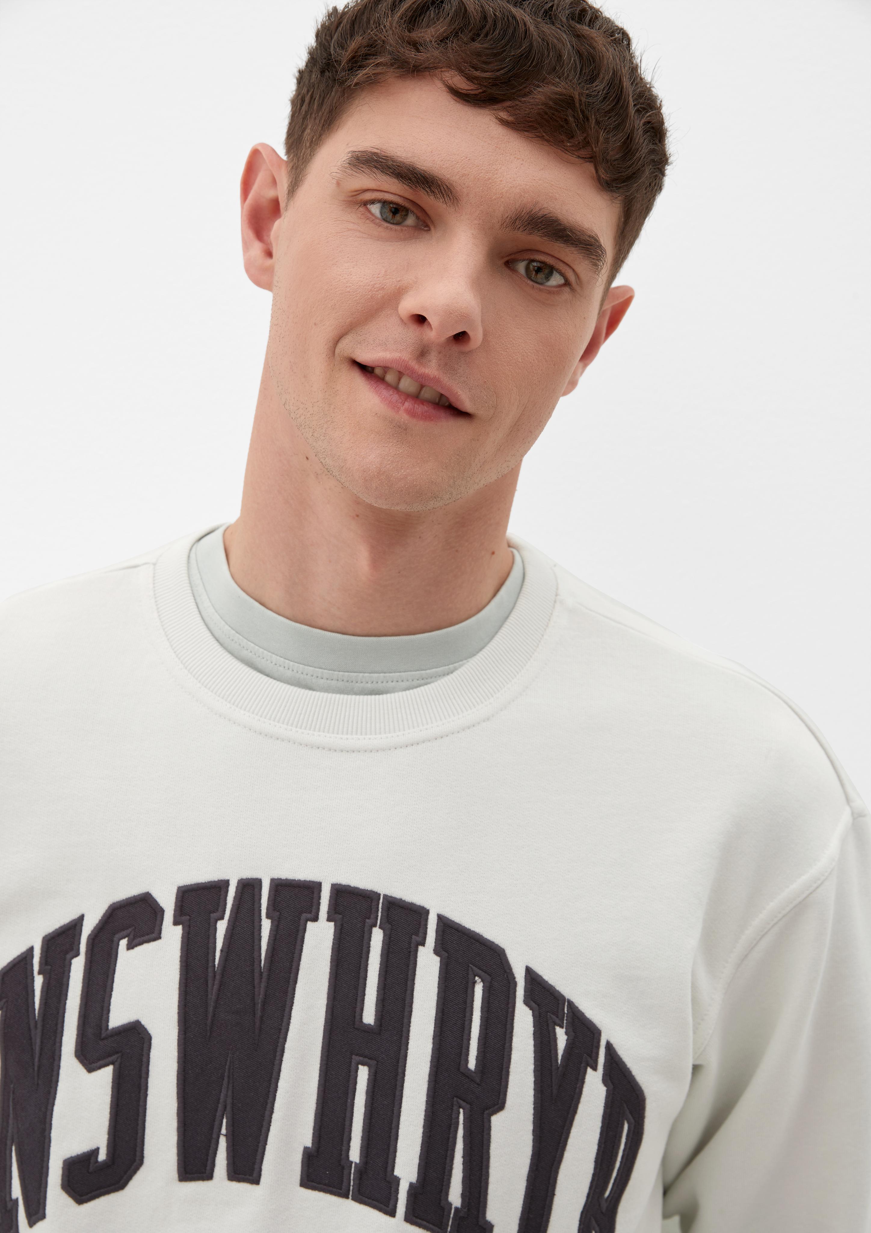 QS x JAMULE Sweater mit aufgesticktem Schriftzug  2127221-90L0