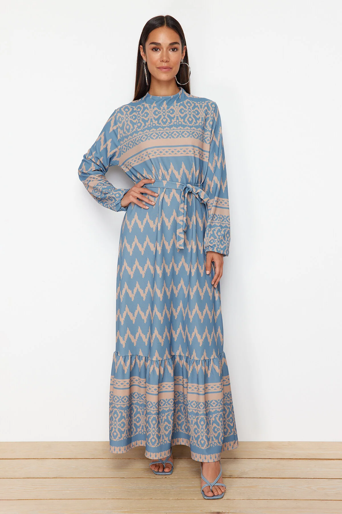 Trendyol Modest  Türkis gemustertes Kleid aus Viskosegewebe mit Gürtel TCTSS24EB00258