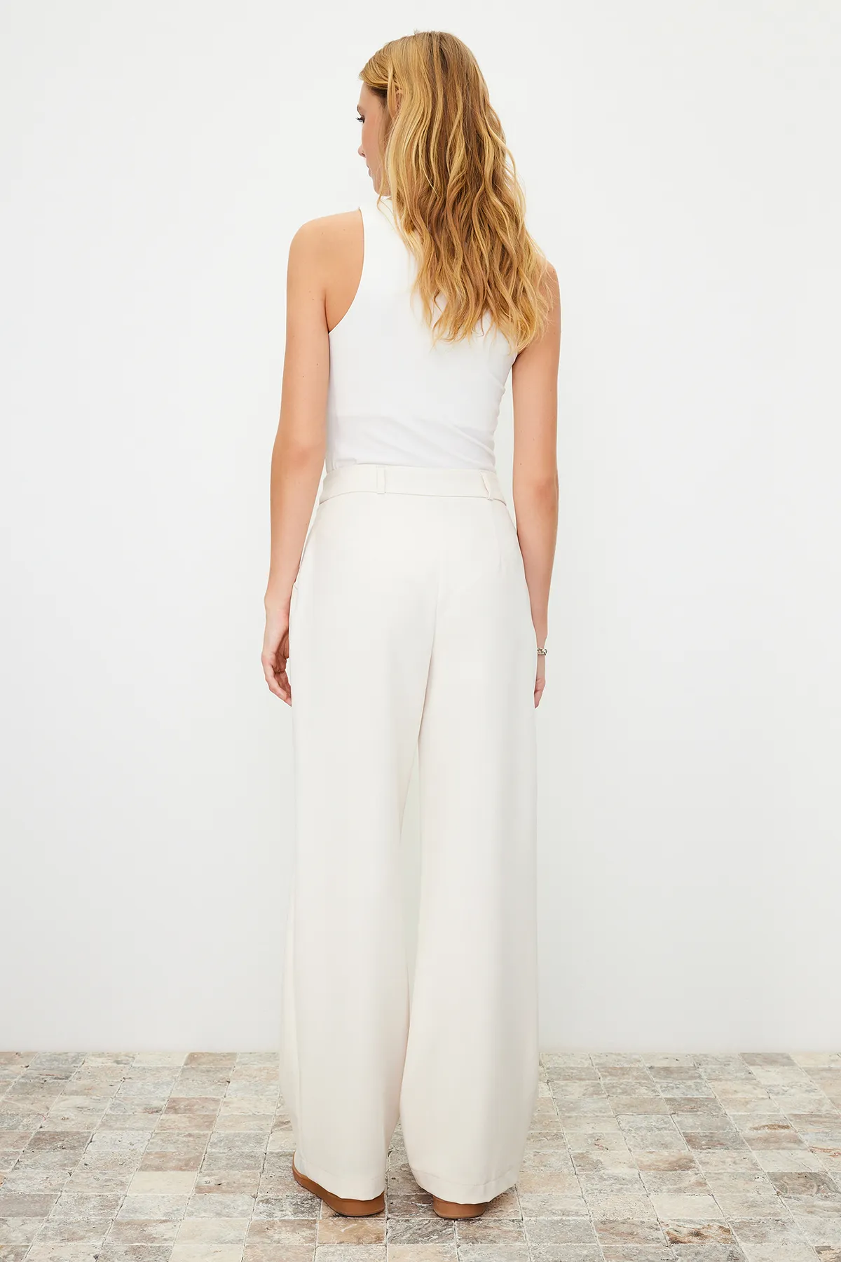 Trendyol Collection  Ecrufarbene, gewebte Hose mit hoher Taille und weitem Bein/Plissee mit weitem Bein TWOAW21PL0076