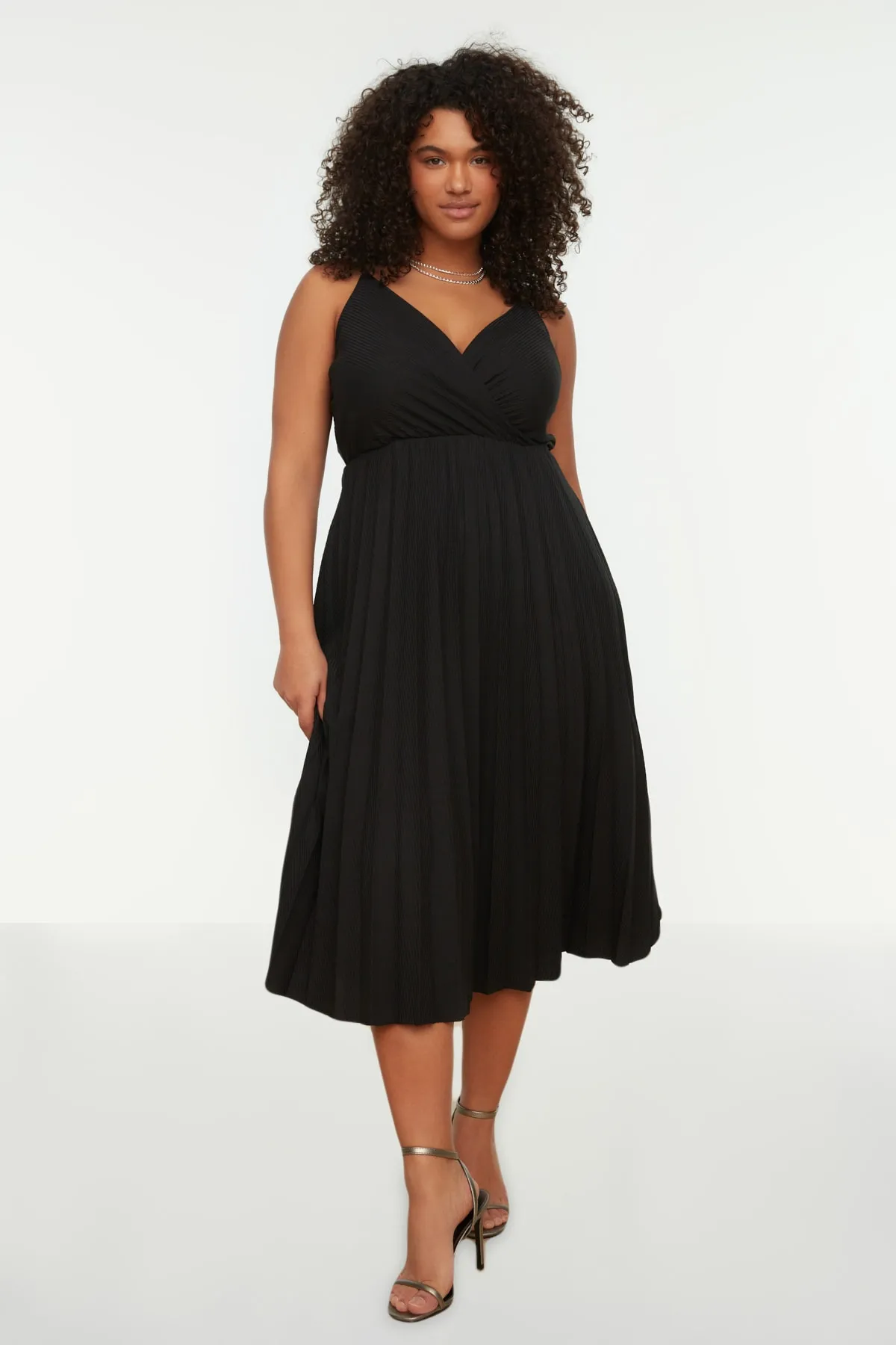 Trendyol Curve  Schwarzes zweireihiges Strickkleid mit Kragen und Trägern TBSSS22EL1565