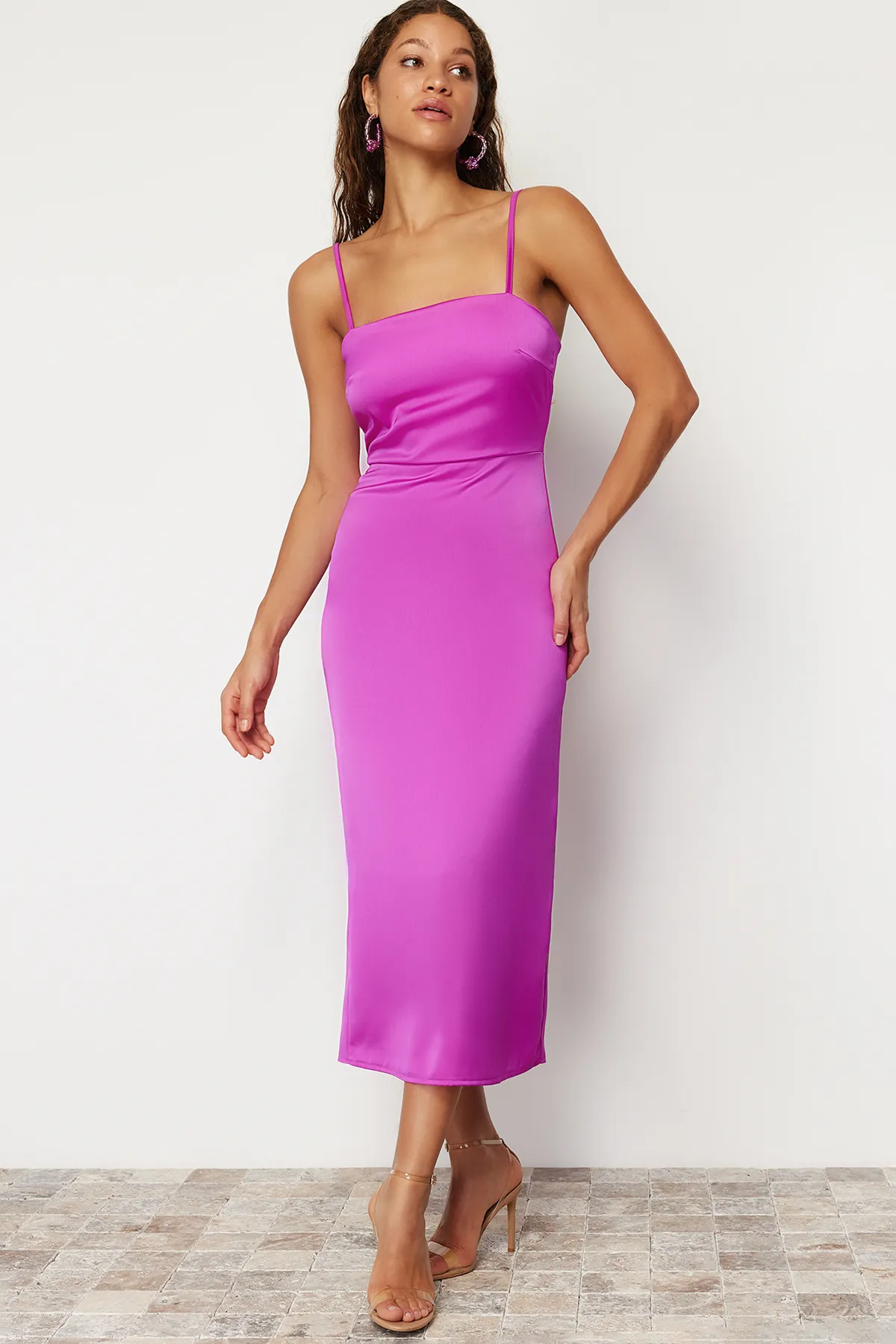 Trendyol Collection  Fuchsiafarbenes Kleid aus gewebtem Satin mit Trägern TPRSS24EL00090
