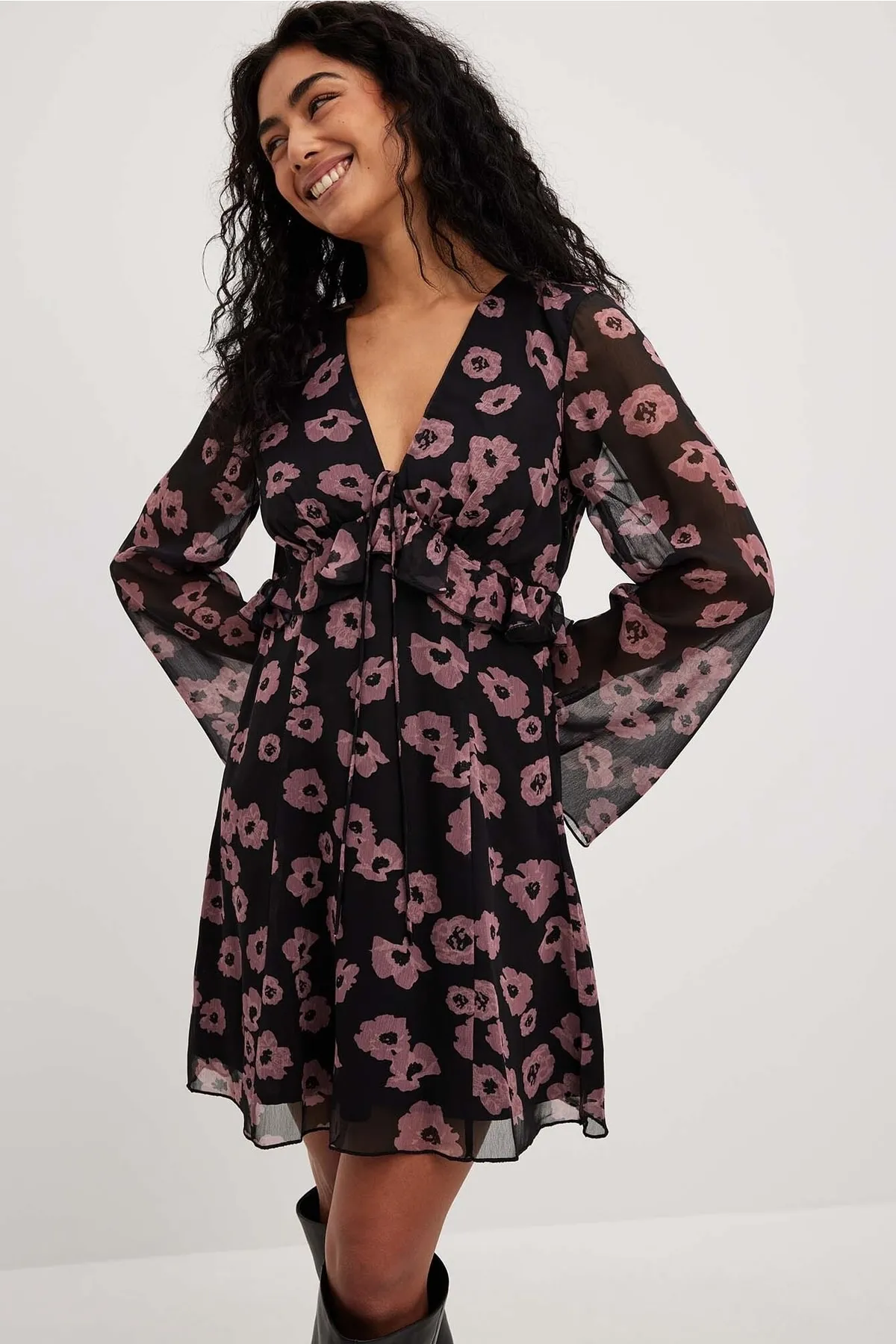 NA-KD  Fließendes Minikleid mit Rüschendetail.