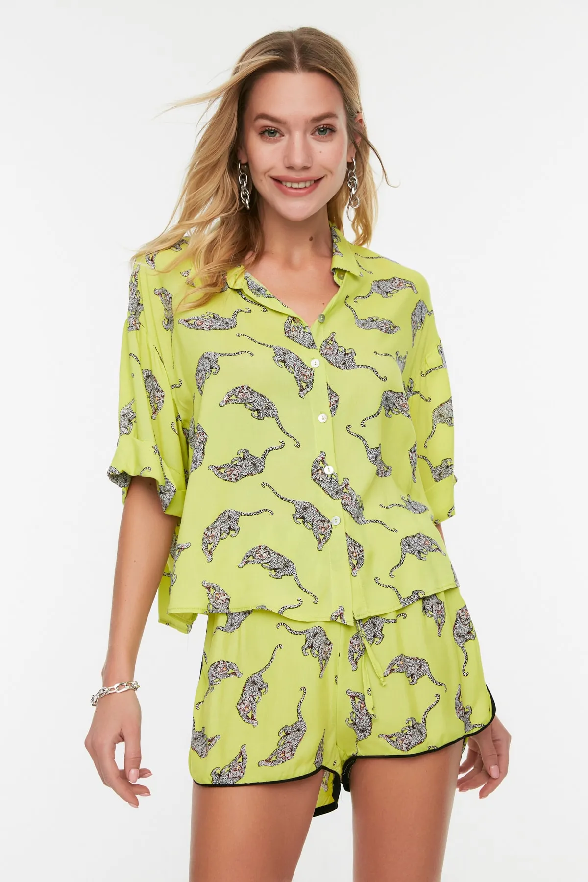 Trendyol Collection  Hellgrünes gewebtes Hemd-Shorts-Set mit Tiermuster TBESS21AU0078